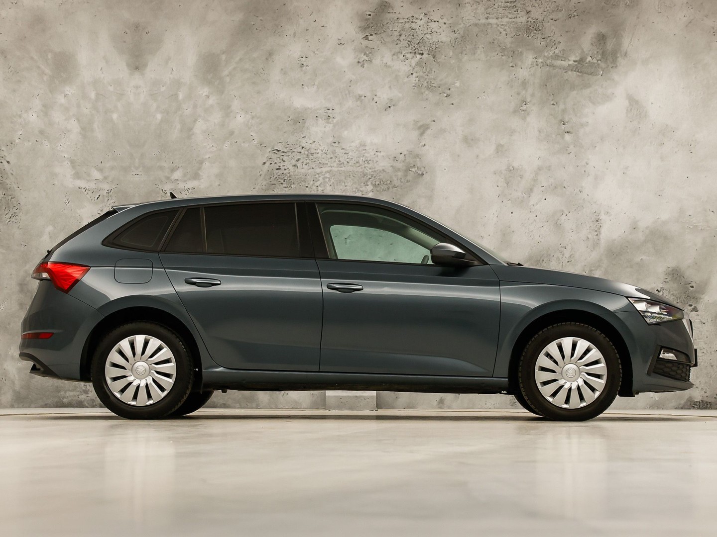 Škoda Scala 1.0 TSI Sport (CRUISE, GETINT GLAS, SPORTSTOELEN, LED KOPLAMPEN, ELEK PAKKET, NIEUWE APK, NIEUWSTAAT)