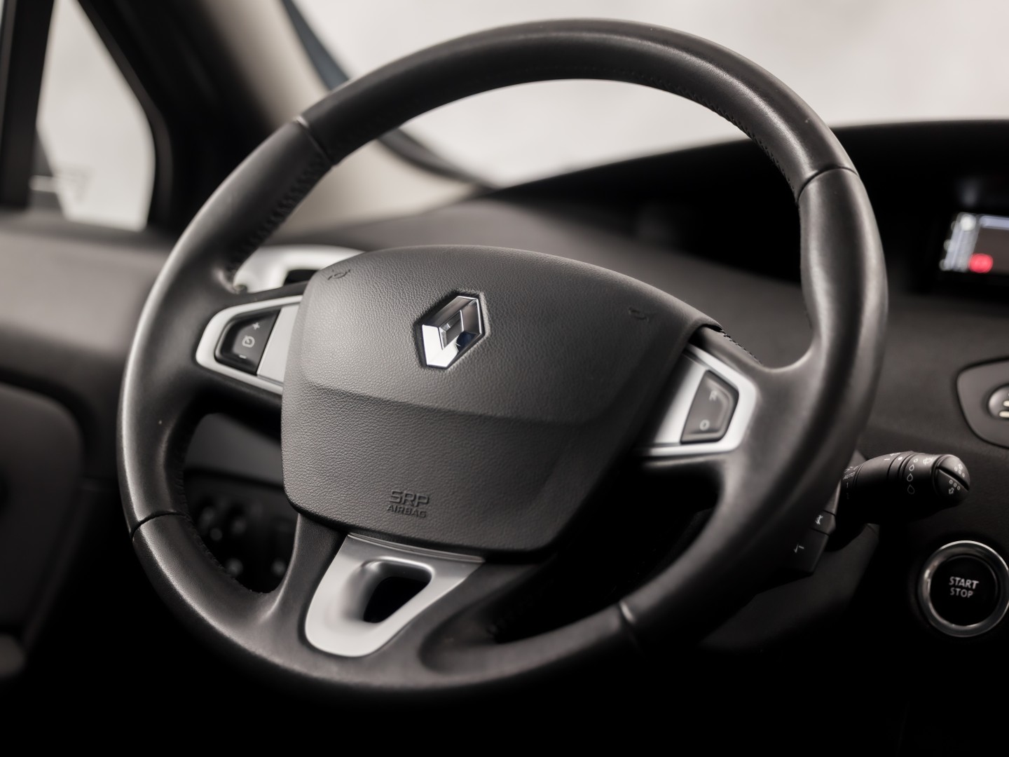 Renault Scénic 1.6 Sport (NAVIGATIE, AIRCO, CRUISE, TREKHAAK, SPORTSTOELEN, NIEUWE APK, NIEUWSTAAT)
