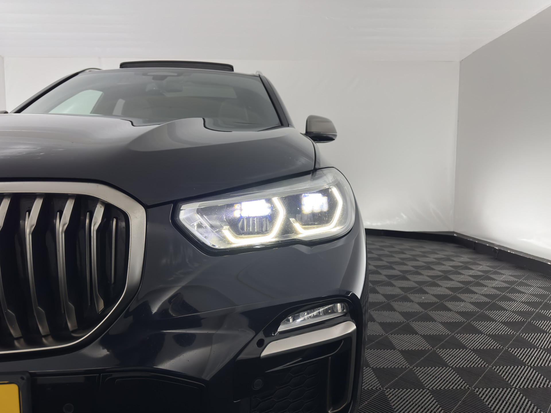 BMW X5 M50d M-Sportpack High Executive Aut. *PANO | HEAD-UP | LASER-LED | LEATHER | SOFT-CLOSE | ADAPTIVE-CRUISE | HARMAN/KARDON | BLIND-SPOT | MEMORY-PACK | TOP-VIEW | DIGI-COCKPIT | NAVI-FULLMAP | ECC | PDC | TOWBAR |