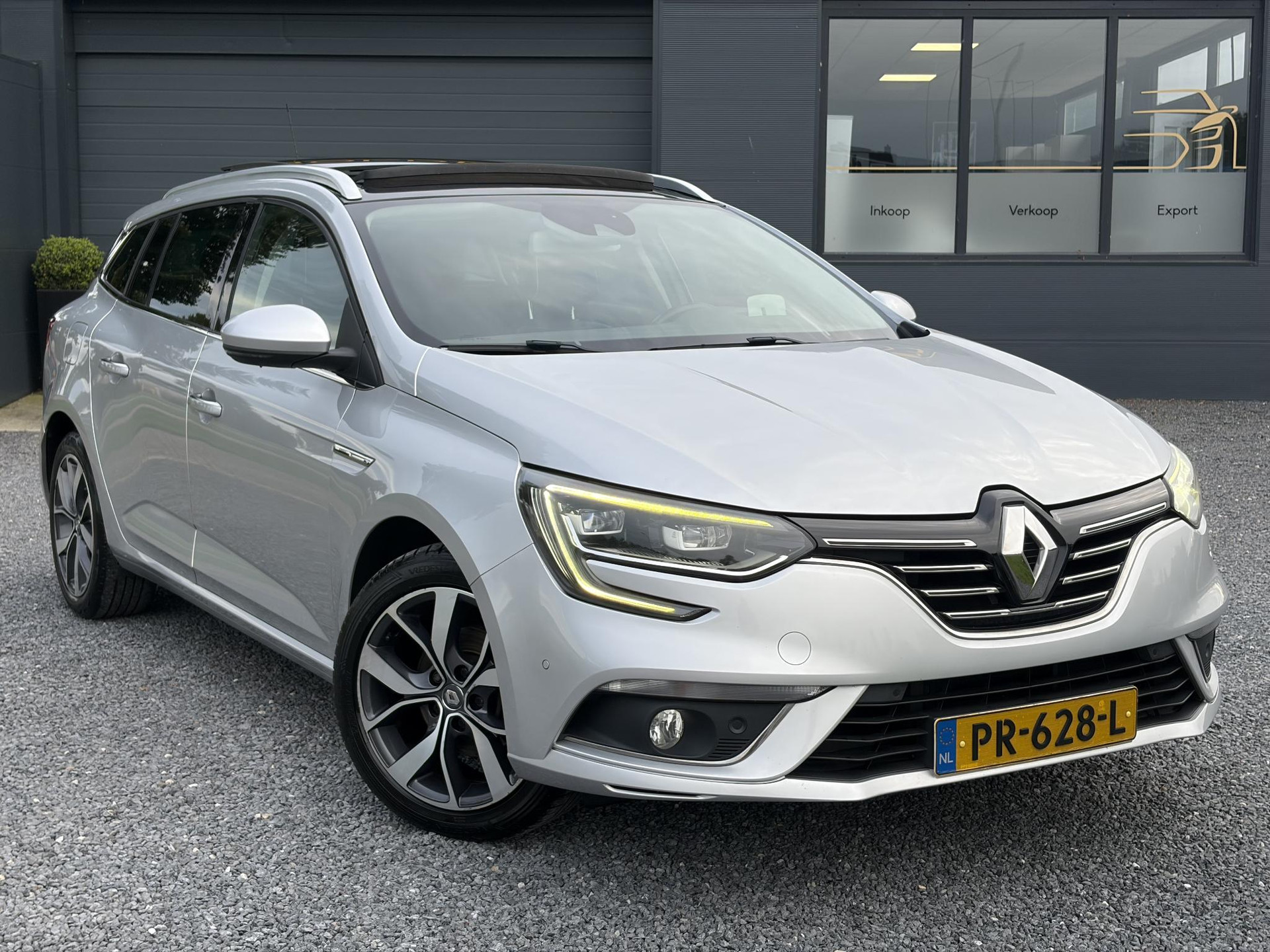 Renault Mégane Estate 1.2 TCe Bose ✓2 Eigenaar✓Pano✓Camera✓Net beurt gehad✓Navi✓Keyless✓Clima✓Cruise✓Leder✓131pk✓Pdc V+A✓6 Bak✓Rijstrooksensor✓Dodehoeksensor✓17'' Lm velgen✓N.A.P✓Apk tot 09-2027