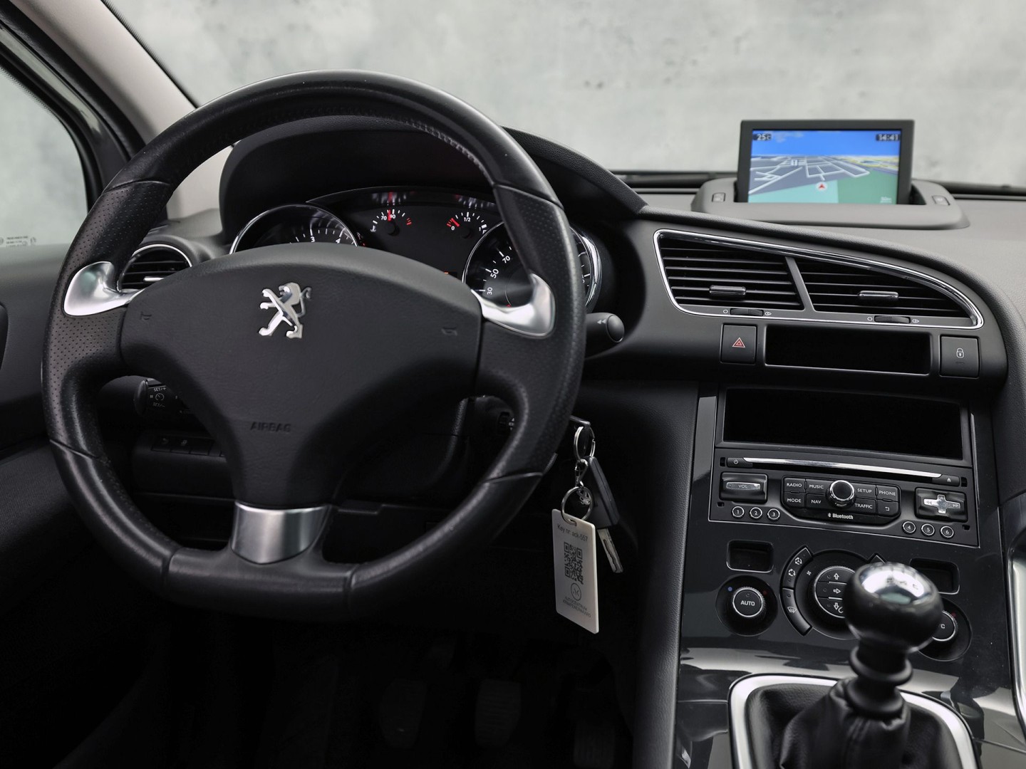 Peugeot 3008 1.2 PureTech Sport (PANORAMADAK, NAVIGATIE, CLIMATE, GETINT GLAS, SPORTSTOELEN, CRUISE, PARKEERSENSOREN, NIEUWSTAAT)