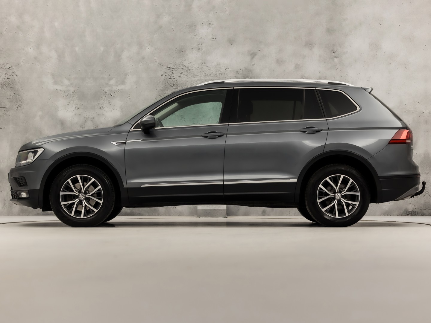 Volkswagen Tiguan Allspace 1.4 TSI Sportline 7 Persoons 150Pk Automaat (APPLE CARPLAY, GROOT NAVI, CLIMATE, GETINT GLAS, SPORTSTOELEN, PARKEERSENSOREN, ADAPTIVE CRUISE, NIEUWSTAAT)