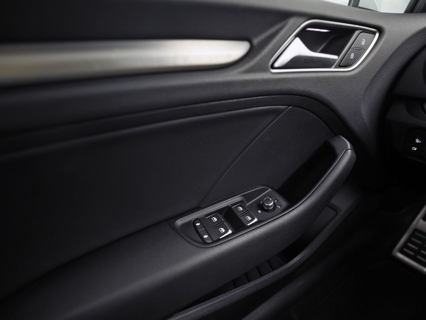 Audi A3 Limousine 1.0 TFSI S-Line Sport (2X S-LINE, GROOT NAVI, CLIMATE, DYNAMISCHE KNIPPERLICHTEN, SPORTSTOELEN, LEDER, GETINT GLAS, NIEUWE APK, NIEUWSTAAT)