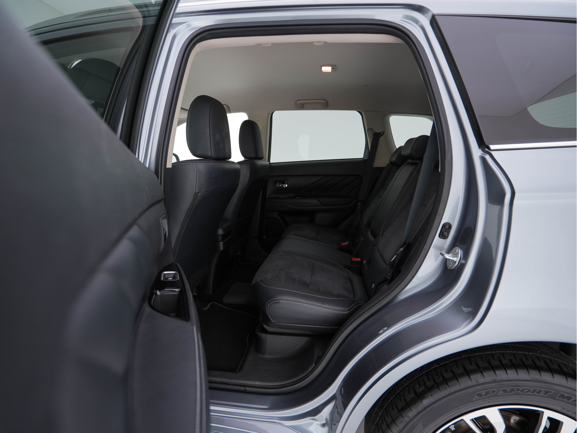 Mitsubishi Outlander 2.0 PHEV Executive Edition AWD Aut.  *LEATHER-MICROFIBRE | ROCKFORD-AUDIO | LED-LIGHTS | NAVI-FULLMAP | KEYLESS | CAMERA | HEATED-COMFORTSEATS | ECC | SHIFT-PADDLES | PDC | CRUISE | PRIVACY-GLASS | DAB | TOWBAR | 18''ALU *