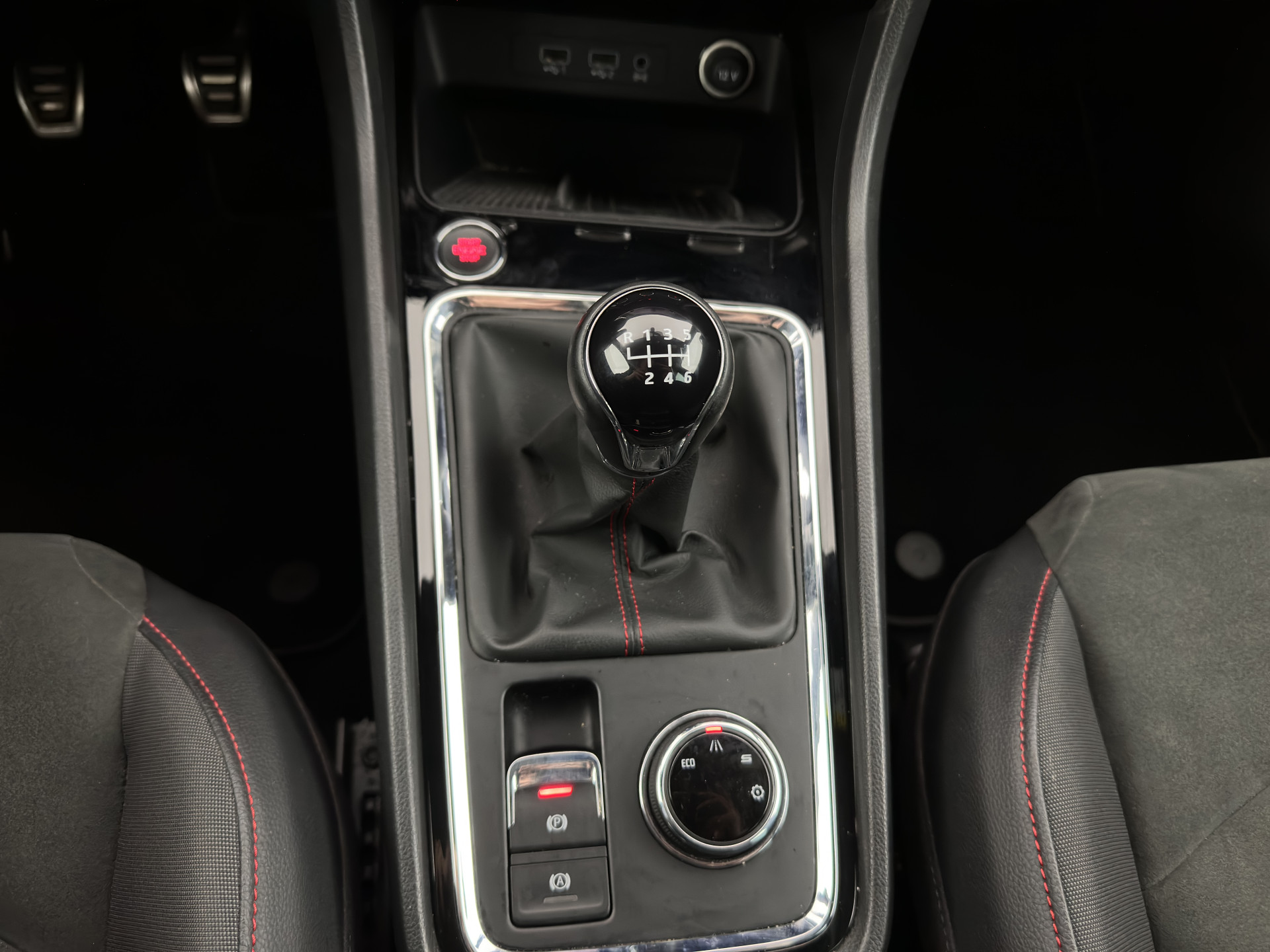 SEAT Ateca 1.5 TSI FR Business Intense (INCL-BTW) *FULL-LED | SPORT-SEATS | NAVI-FULLMAP | LEATHER-MICROFIBRE | CAMERA | KEYLESS | DAB+ | CARPLAY | ECC | PDC | CRUISE | TOWBAR | 18''ALU*