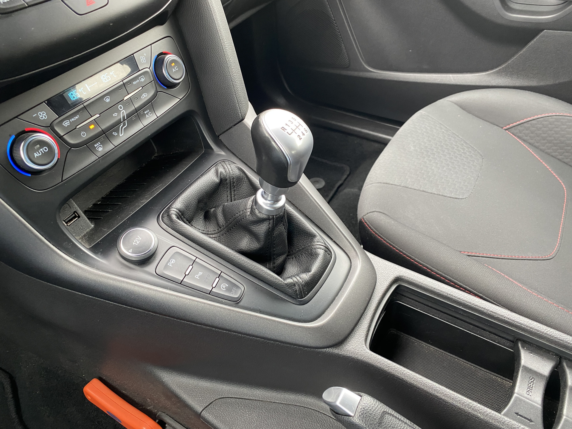 Ford Focus 1.5 ST-Line 150 pk | navigatie | cruise control | trekhaak | all season banden | carplay | parkeersensoren
