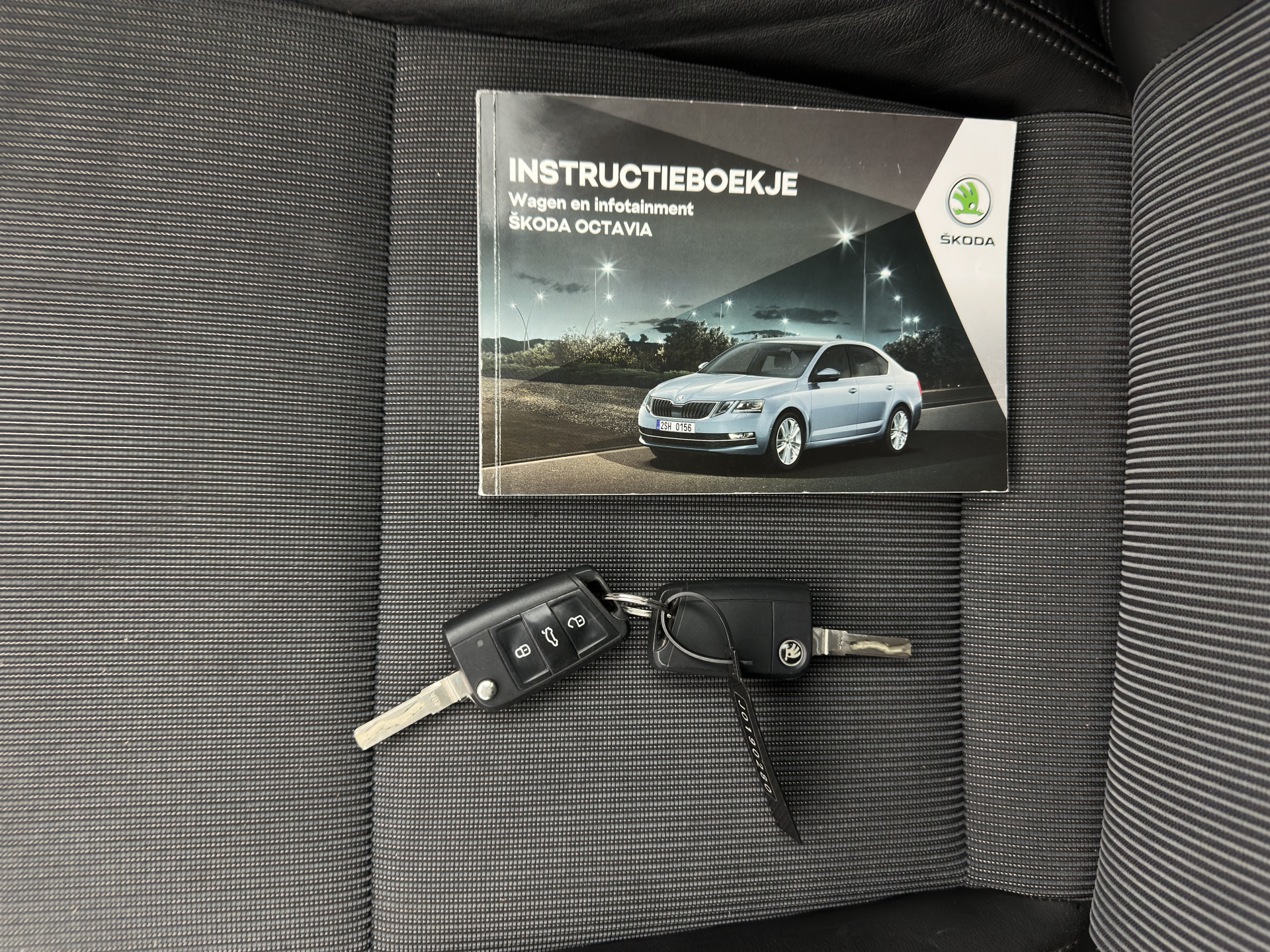 ŠKODA Octavia 1.6 TDI Greentech Ambition Business *LEATHER-FABRIC | NAVI-FULLMAP | HEATED-COMFORTSEATS | ECC | TOWBAR | PRIVACY-GLASS | PARKPILOT | CRUISE | 16''ALU *