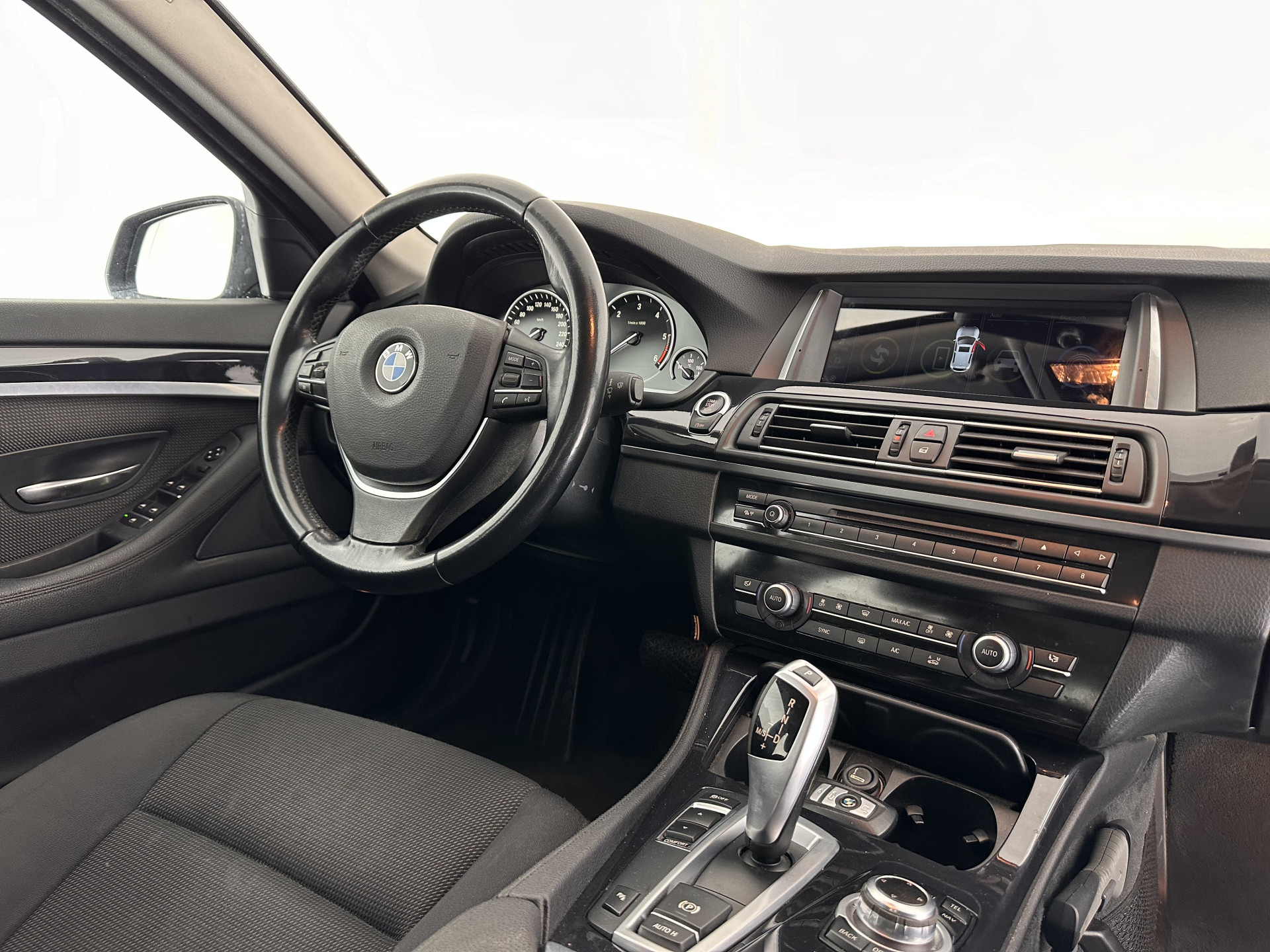 BMW 5-serie Touring 518d Executive Aut. *NAVI-FULLMAP | BI-XENON | CARPLAY |  LANE-ASSIST | TOWBAR | ECC | PDC | CRUISE | COMFORT-SEATS | AMBIENT-LIGHT | 17''ALU*