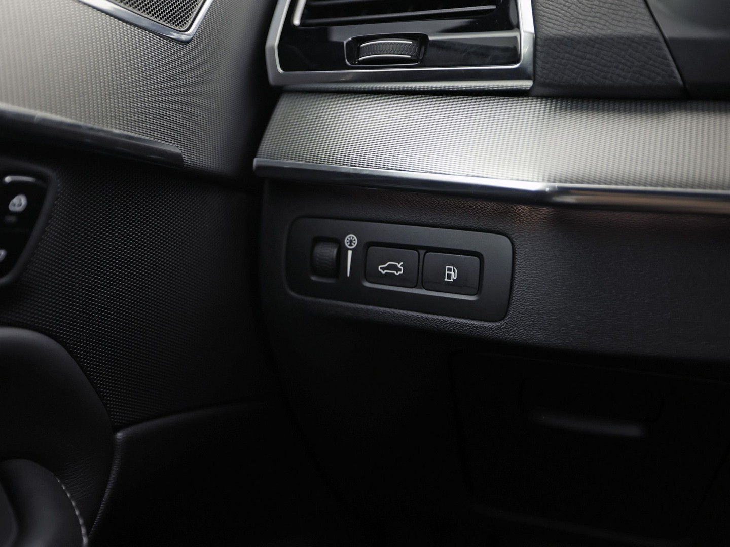 Volvo XC90 2.0 T8 Twin Engine AWD Inscription Automaat 407Pk (PANORAMADAK, APPLE CARPLAY, MEMORY SEATS, STOELVERWARMING/KOELING, CAMERA, GETINT GLAS, LEDER, TREKHAAK, NIEUWE APK)