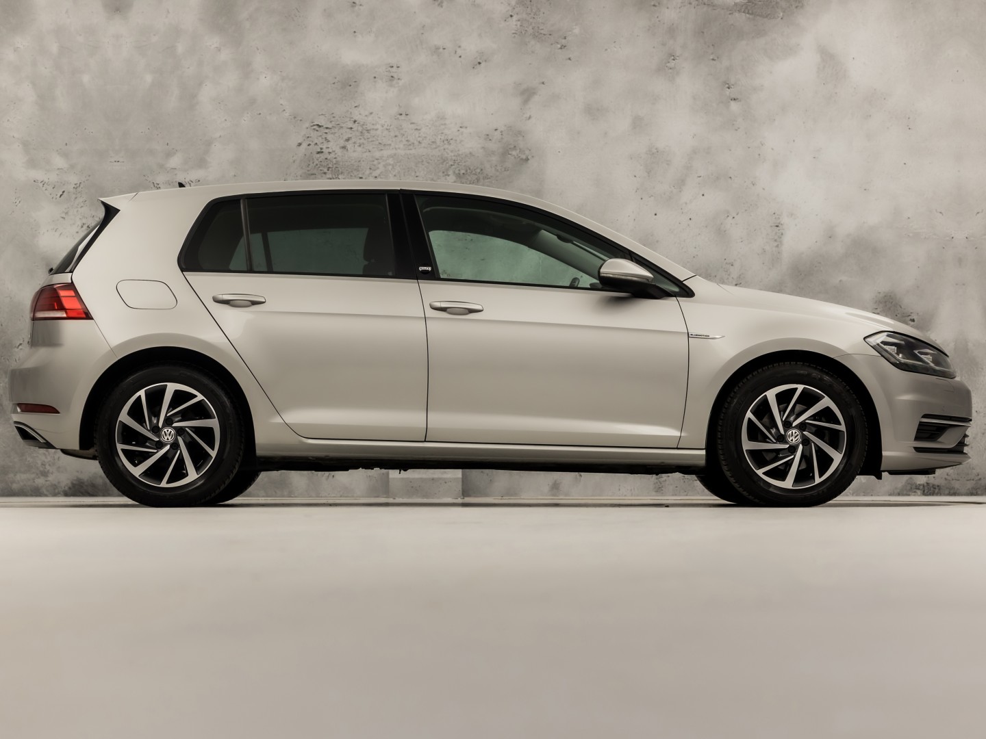 Volkswagen Golf 1.5 TSI 131PK Sportline (APPLE CARPLAY, GROOT NAVI, 4 CILINDER, CLIMATE, LED KOPLAMPEN, STOELVERWARMING, SPORTSTOELEN, GETINT GLAS, LM VELGEN, ADAPTIVE CRUISE, PARKEERSENSOREN, NIEUWSTAAT)