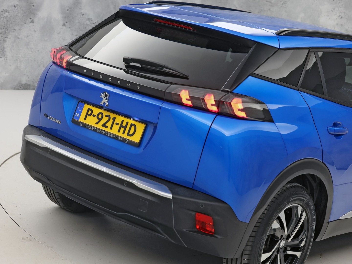 Peugeot e-2008 EV Blue Sport Allure 50 kWh Automaat (SOH 91,2%, APPLE CARPLAY, GROOT NAVI, 360 CAMERA, SPORTSTOELEN, GETINT GLAS, KEYLESS, NIEUWSTAAT)