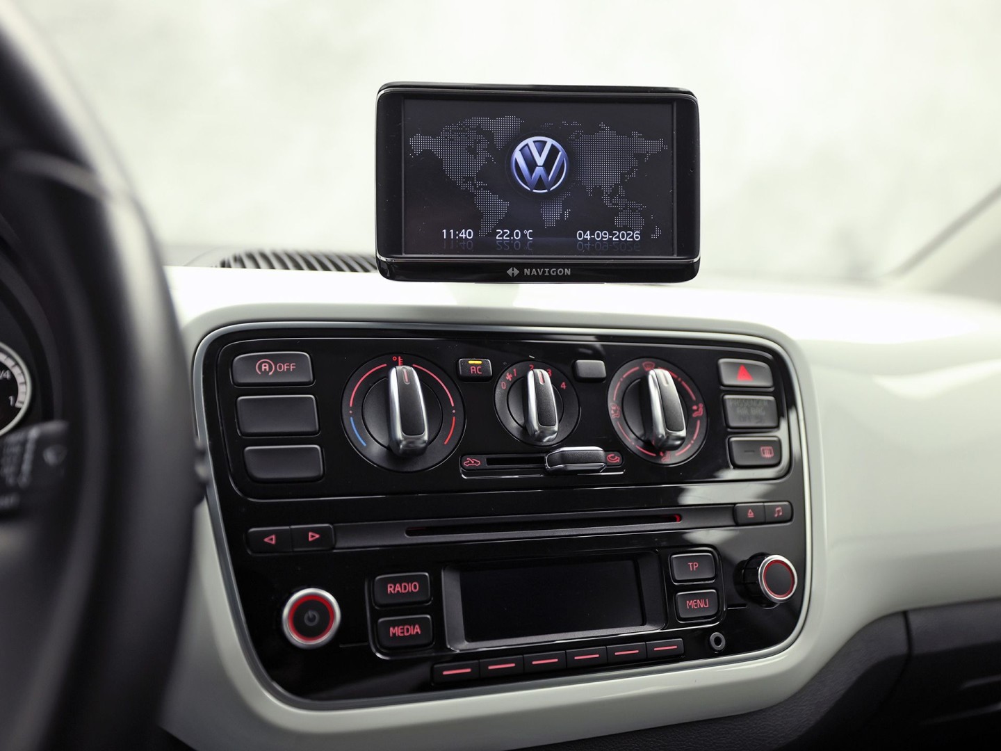 Volkswagen up! 1.0 high up! (NAVIGATIE, 5 DEURS, GETINT GLAS, LM VELGEN, SPORTSTOELEN, PARKEERSENSOREN, ELEK RAMEN, NIEUWSTAAT)