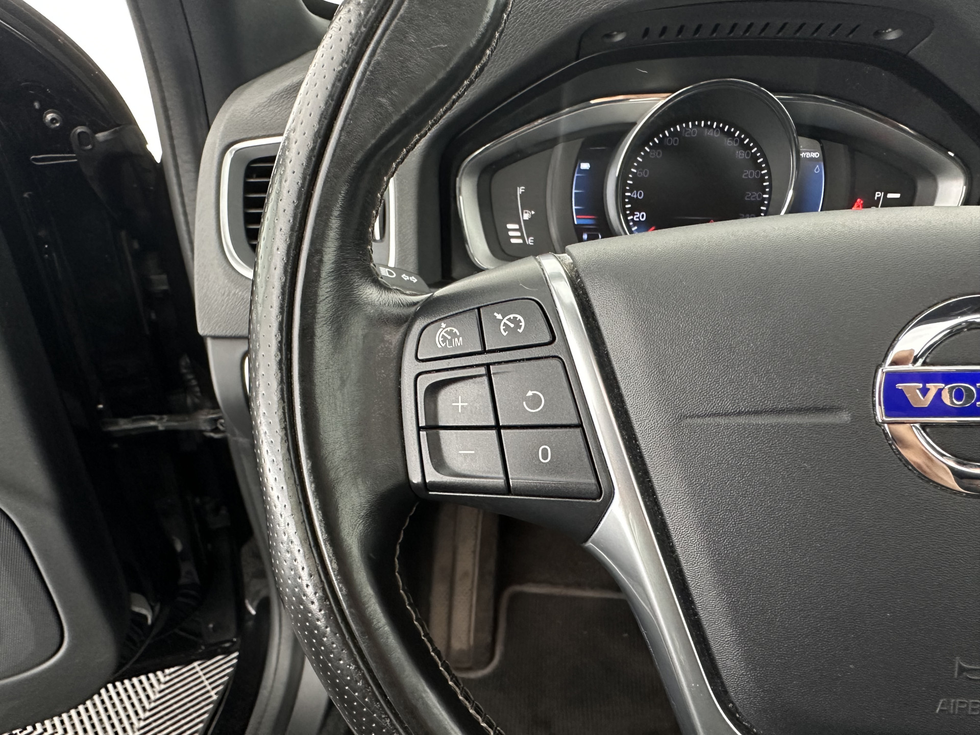 Volvo V60 2.4 D6 Twin Engine R-Design Aut. *PANO | LEATHER-ALCANTARA | BI-XENON | MEMORY-PACK | HEATED-COMFORTSEATS | NAVI-FULLMAP | CAMERA | PRIVACY-GLASS | ECC | PDC | CRUISE | 18''ALU*