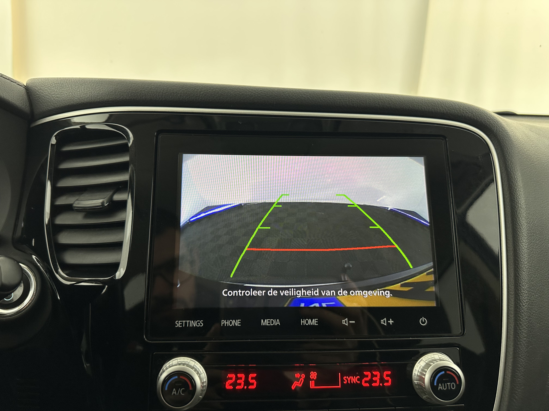 Mitsubishi Outlander 2.4 PHEV Intense AWD (Plug-in) (INCL-BTW) *LEATHER-ALCANTARA | FULL-LED | KEYLESS | BLINDSPOT | CAMERA | HEATED-COMFORTSEATS | ECC | SHIFTPADDLES | PDC | CRUISE | PRIVACYGLASS | DAB | TOWBAR | CARPLAY | 18''ALU*