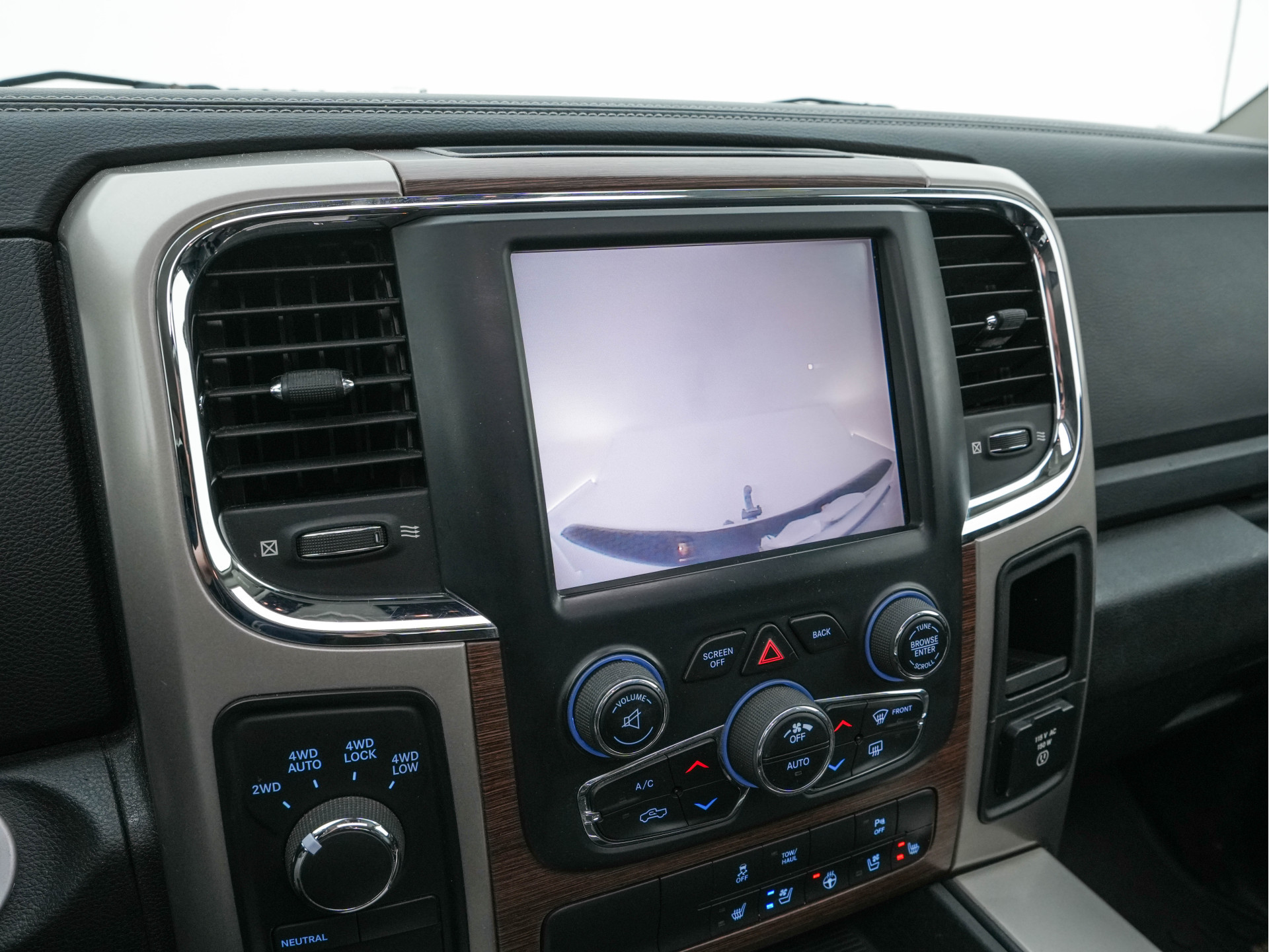 Dodge Ram 1500 HEMI 5.7 V8 4x4 Quad Cab 6'4 [ 5-Pers. ] Aut. *PANO | LEATHER | XENON | ALPINE-AUDIO | DAB+ | NAVI-FULLMAP | KEYLESS | CAMERA | HEATED-COMFORTSEATS | ECC | PDC | CRUISE | TOWBAR | 20''ALU*