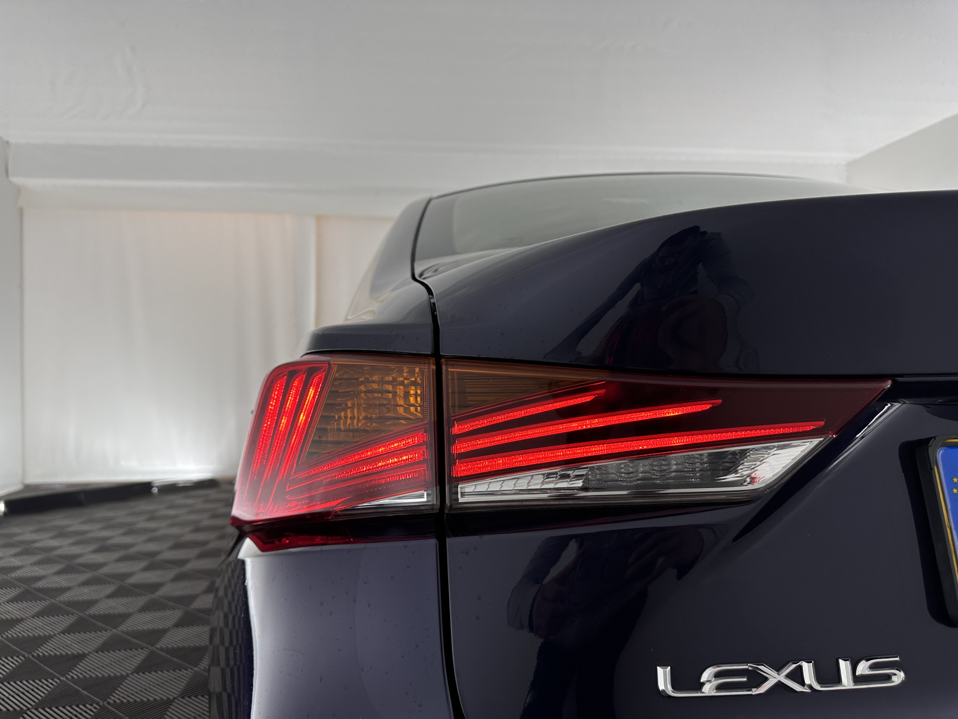 Lexus IS 300h Hybrid Business Line Aut. *PANO | LEATHER-MICROFIBRE | FULL-LED | NAVI-FULLMAP | HEATED-COMFORTSEATS | CAMERA | ECC | SHIFT-PADDLES | PDC | CRUISE | 17''ALU*