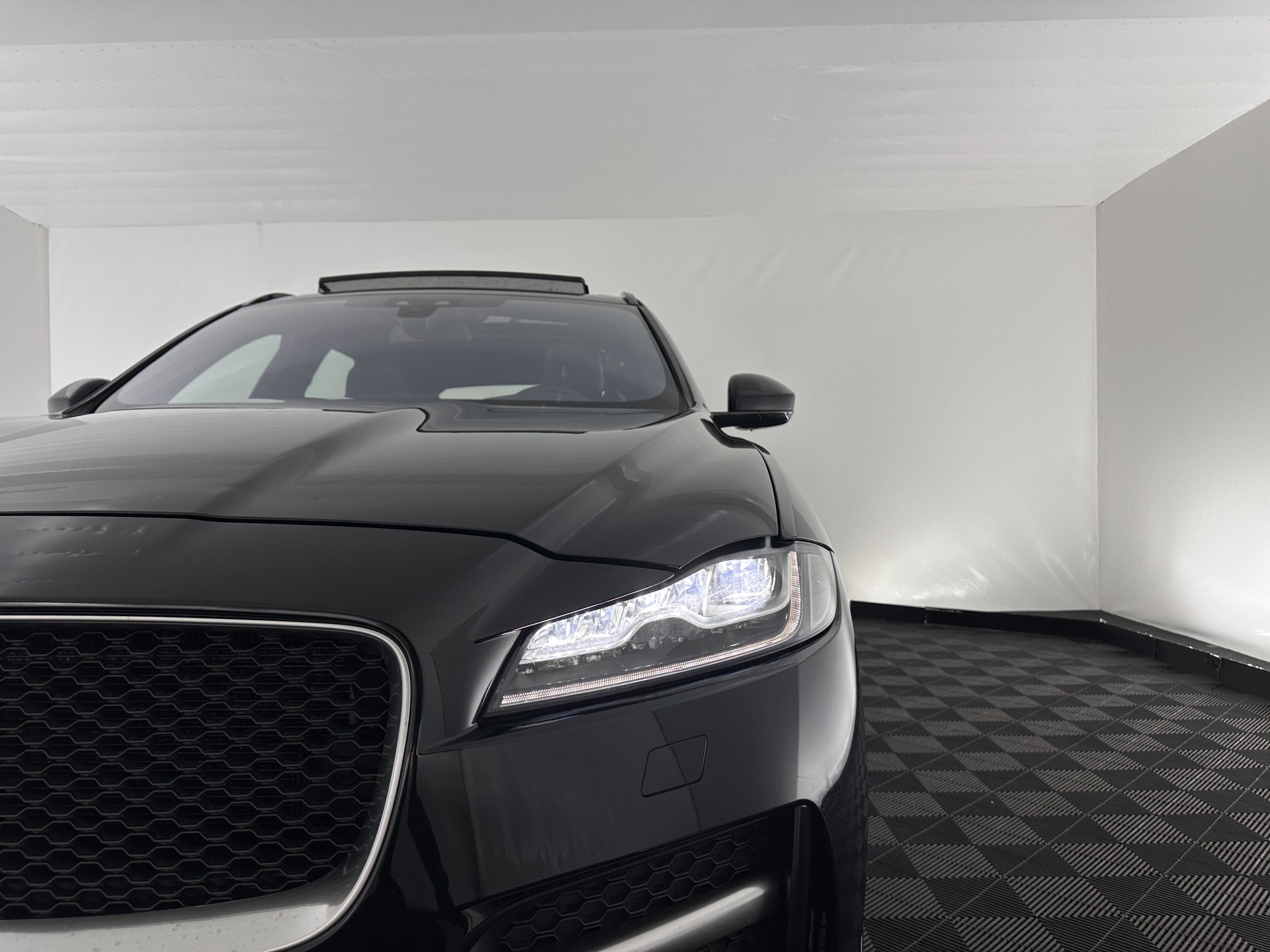 Jaguar F-PACE 3.0 S AWD R-Dynamic Aut *PANO | LEATHER | BLINDSPOT | FULL-LED | MERIDIAN-AUDIO | HEATED-SPORTSEATS | NAVI-FULLMAP | KEYLESS | CAMERA | CARPLAY | SHIFTPADDLES | PDC | LANE-ASSIST | MEMORY-PACK | DIGI-COCKPIT | .