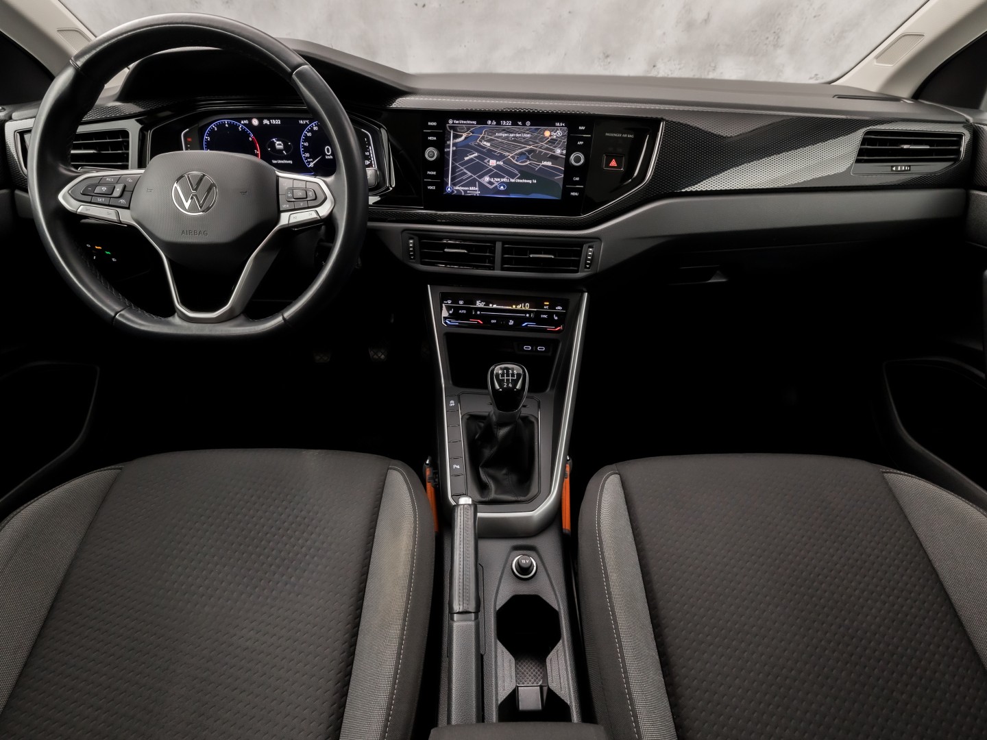 Volkswagen Taigo 1.0 TSI Sport (PANORAMADAK, 1e EIGENAAR, VIRTUAL COCKPIT, APPLE CARPLAY, GROOT NAVI, CLIMATE, STOELVERWARMING, SPORTSTOELEN, GETINT GLAS, IQ LIGHT, NIEUWSTAAT)