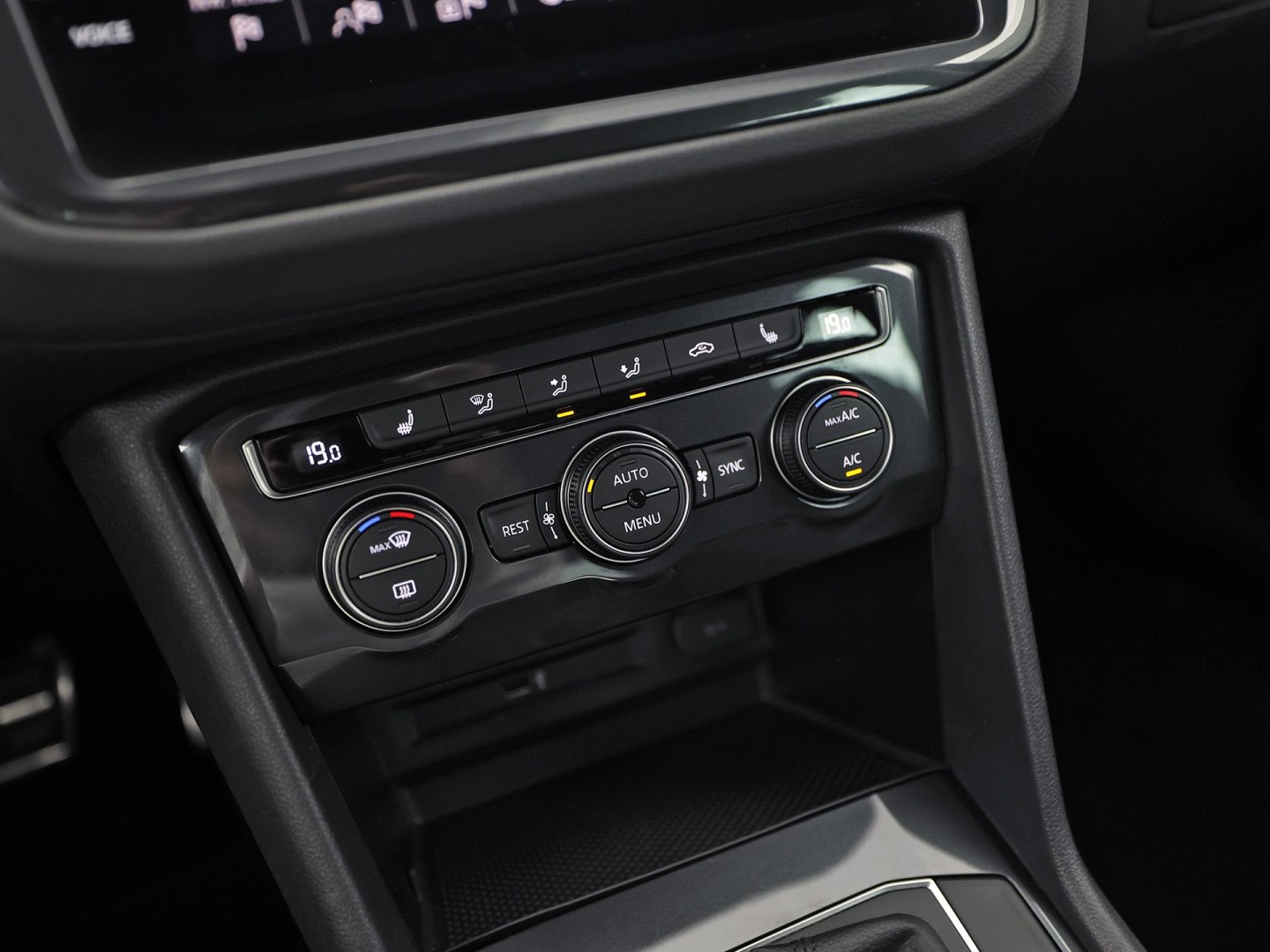 Volkswagen Tiguan 1.5 TSI ACT Highline 150Pk Automaat (VIRTUAL COCKPIT, APPLE CARPLAY, GROOT NAVI, CAMERA, STOELVERWARMING, SPORTSTOELEN, GETINT GLAS, ADAPTIVE CRUISE, NIEUWSTAAT)