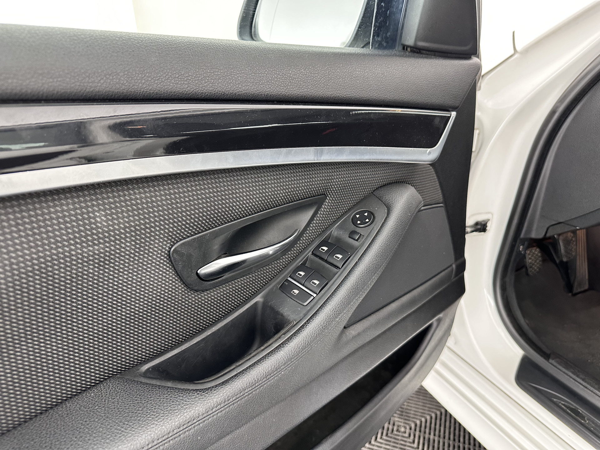 BMW 5-serie Touring 520d Shadow-line *BI-XENON | NAVI-FULLMAP | HEATED-COMFORTSEATS | ECC | KEYLESS | PDC | CRUISE | 18''ALU*