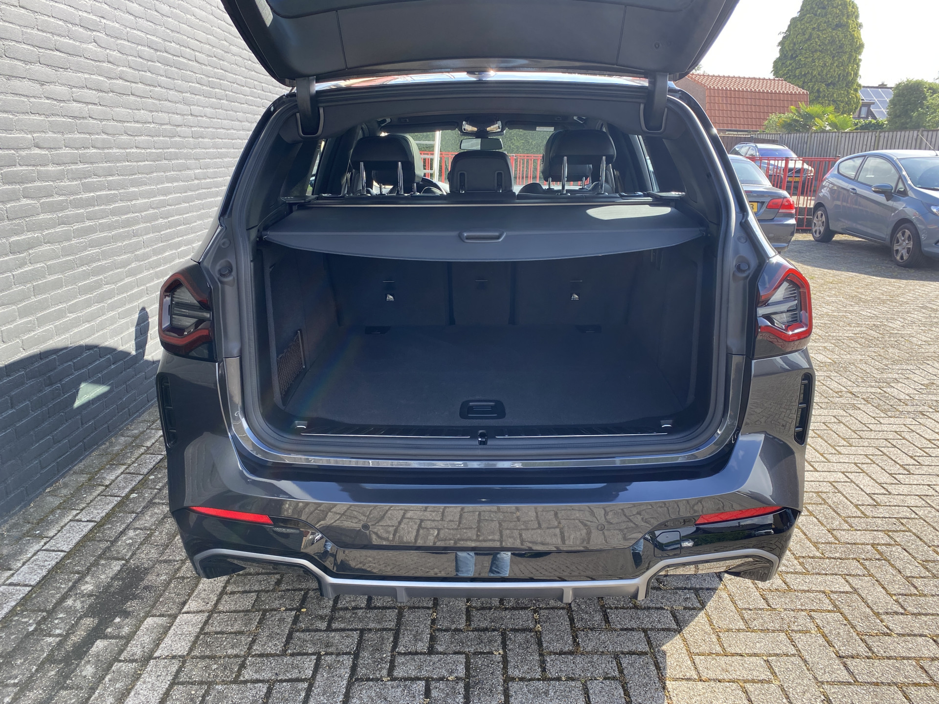 BMW iX3 M Sport High Executive 80 kWh | 1e eigenaar | dealer onderhouden | panoramadak | leder interieur | SOH accu 99.5%