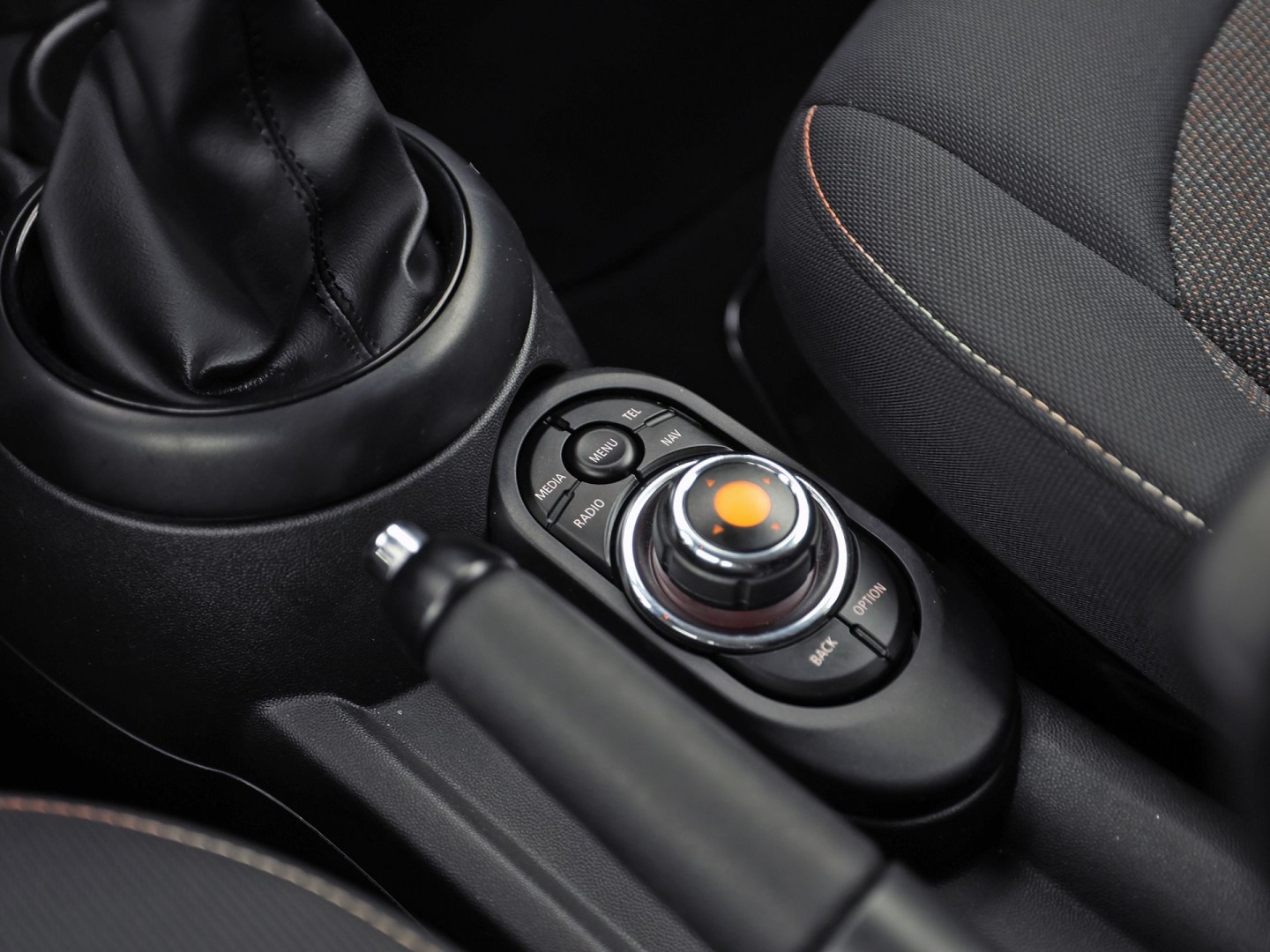 MINI 3-deurs 1.5 Cooper Sport 136Pk (NAVIGATIE, GETINT GLAS, AIRCO, BLUETOOTH, LM VELGEN, SPORTSTOELEN, CRUISE, NIEUWE APK, NIEUWSTAAT)