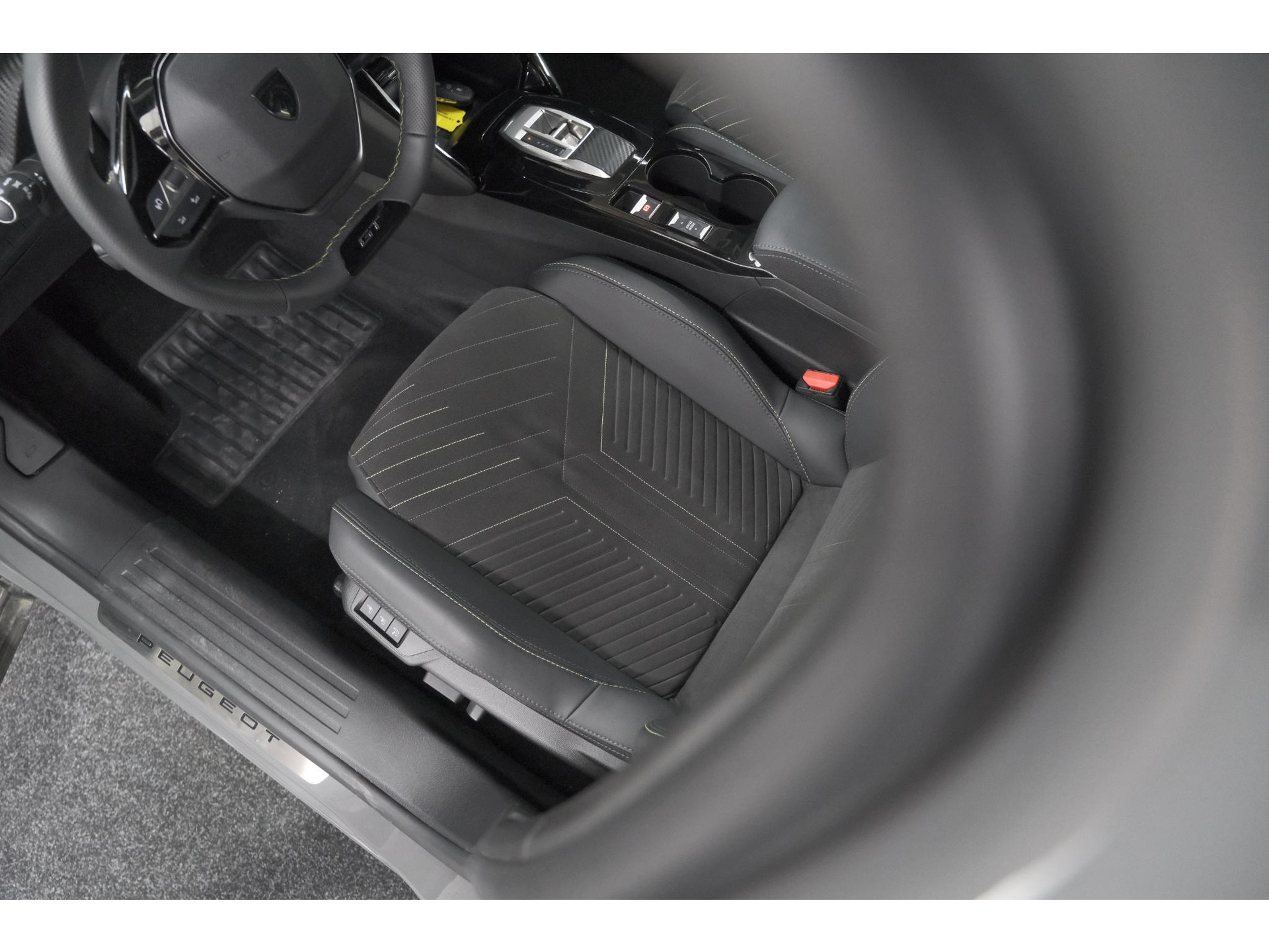 Peugeot 2008 PureTech 130 EAT8 GT | 360 Camera | Adaptieve Cruise Control | Stoelmaasage | Apple Carplay