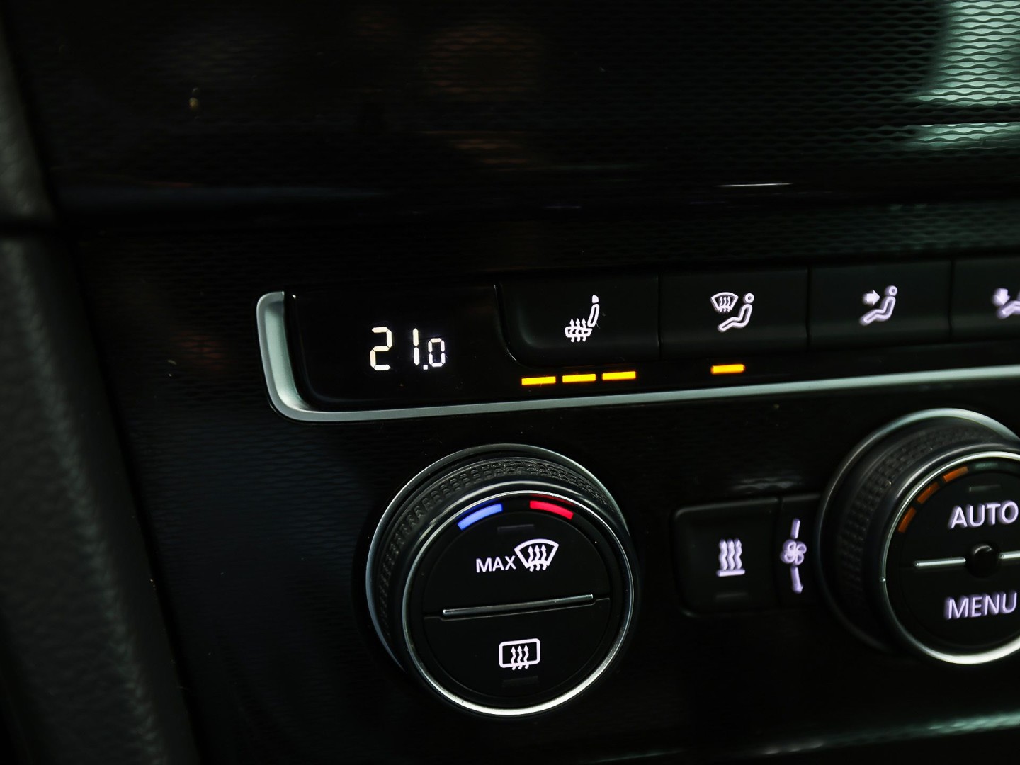 Volkswagen Golf 2.0 TSI GTI 220Pk Automaat (NAVIGATIE, CLIMATE, LEDER, STOELVERWARMING, SPORTSTOELEN, GETINT GLAS, XENON, NIEUWSTAAT)