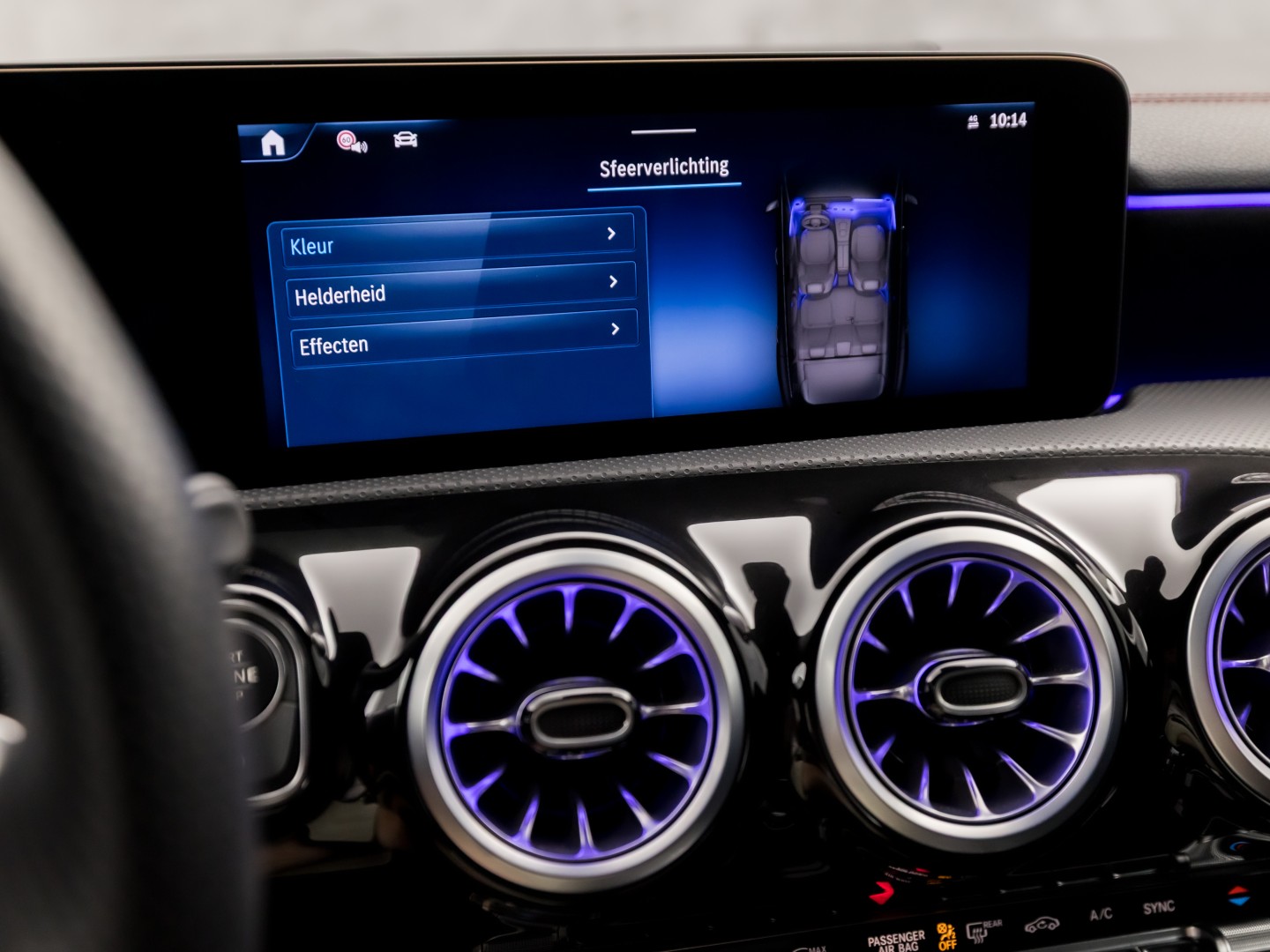 Mercedes-Benz CLA-Klasse 180 AMG Sport Automaat (GROOT NAVI, LOGISCH NAP, CAMERA, LEDER, SPORTSTOELEN, GETINT GLAS, STOELVERWARMING, ELEK ACHTERKLEP, NIEUWSTAAT)