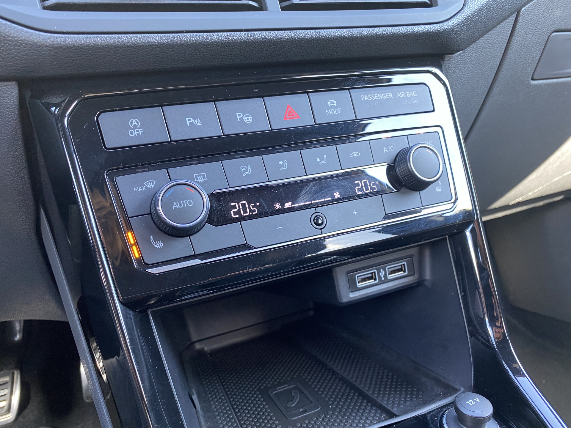 Volkswagen T-Cross 1.0 TSI R Line 116 pk | dealer onderh. | virtual cockpit | navigatie | camera | stoelverwarming | apple carplay | keyless go