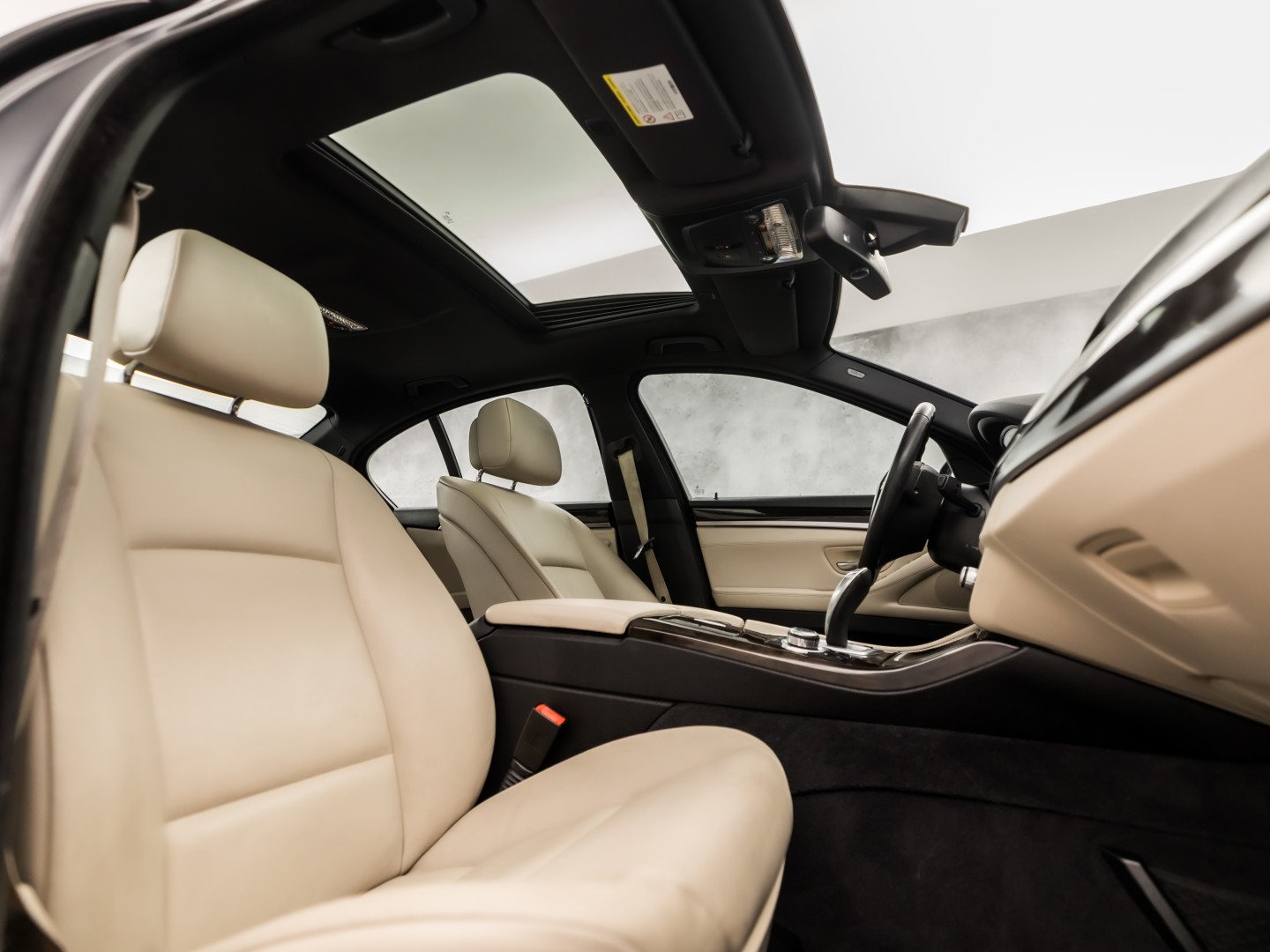BMW 5 Serie 528i High Executive 245Pk Automaat (SCHUIFDAK, GROOT NAVI, LEDER, GETINT GLAS, ELEK SPORTSTOELEN, ZWART HEMEL, STOELVERWARMING, PARKEERSENSOREN, XENON, NIEUWSTAAT)