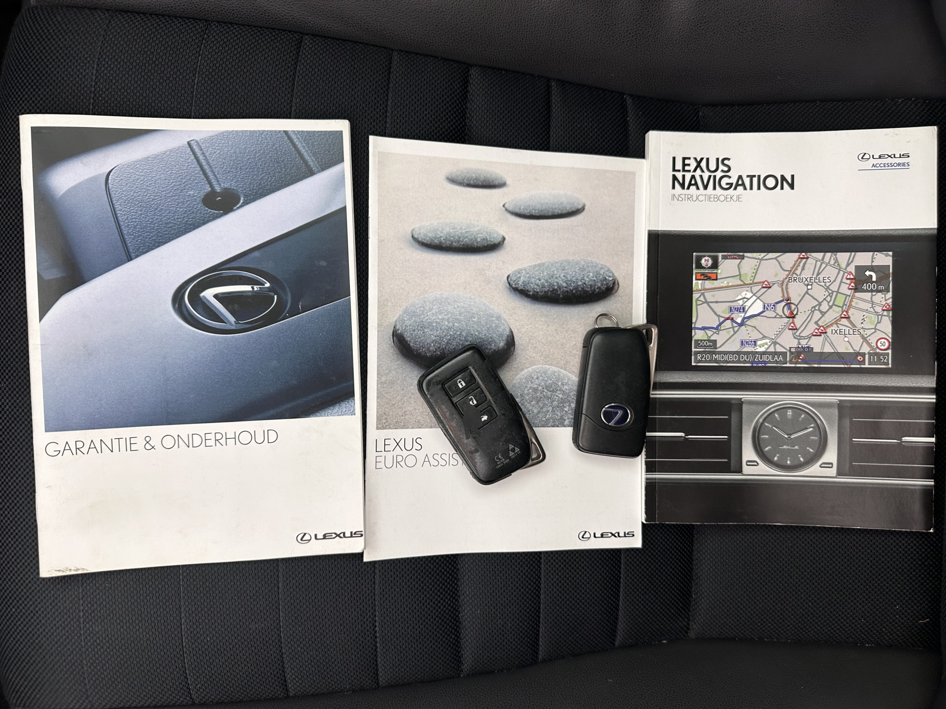 Lexus IS 300h Hybrid Business Line Aut. *PANO | LEATHER-MICROFIBRE | FULL-LED | NAVI-FULLMAP | HEATED-COMFORTSEATS | CAMERA | ECC | SHIFT-PADDLES | PDC | CRUISE | 17''ALU*