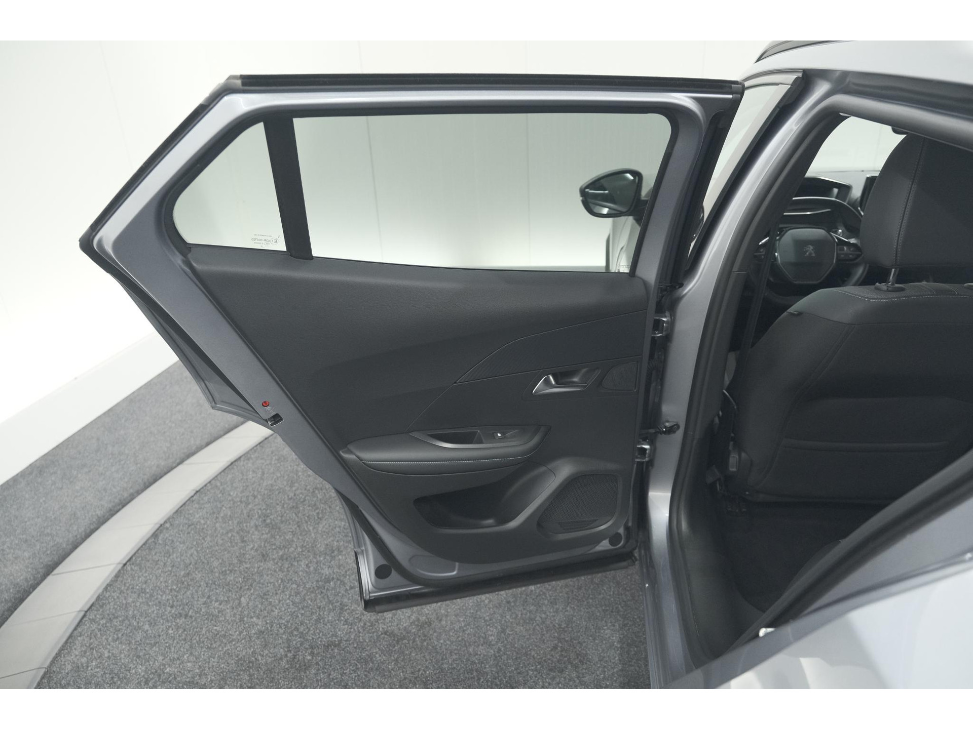 Peugeot e-2008 EV Allure Pack 50 kWh | 3 Fase Laadfunctie | Camera | Navigatie | Parkeersensoren | Apple Carplay
