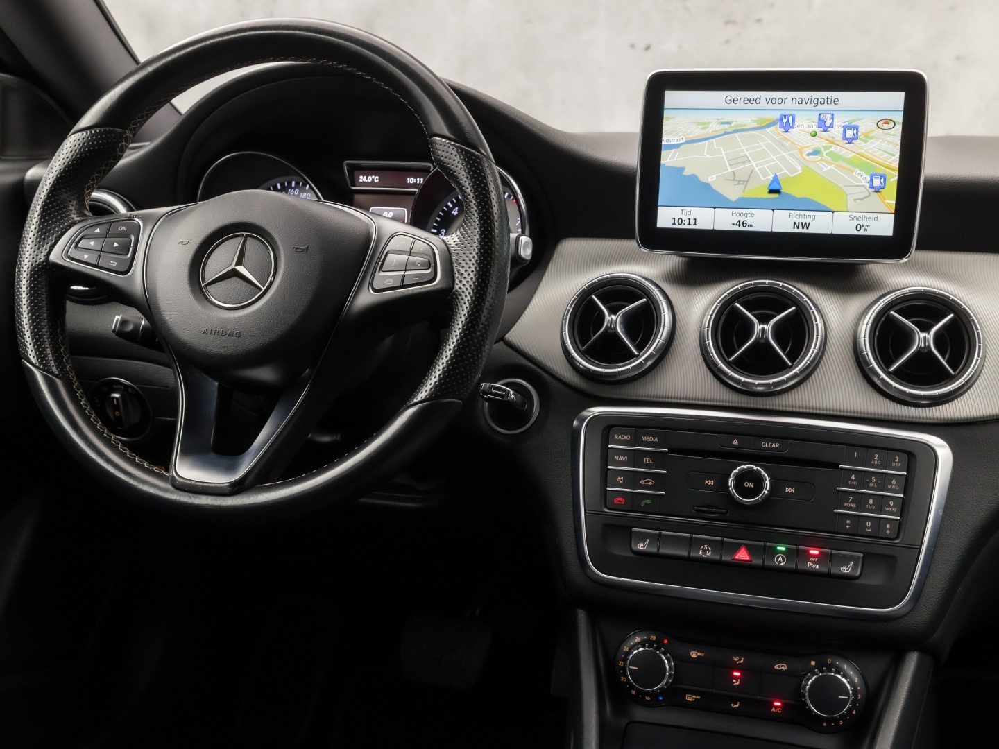 Mercedes-Benz CLA-Klasse 180 AMG Sport Automaat (GROOT NAVI, LEDER, ZWART HEMEL, STOELVERWARMING, SPORTSTOELEN, GETINT GLAS, CRUISE, NIEUWE APK, NIEUWSTAAT)