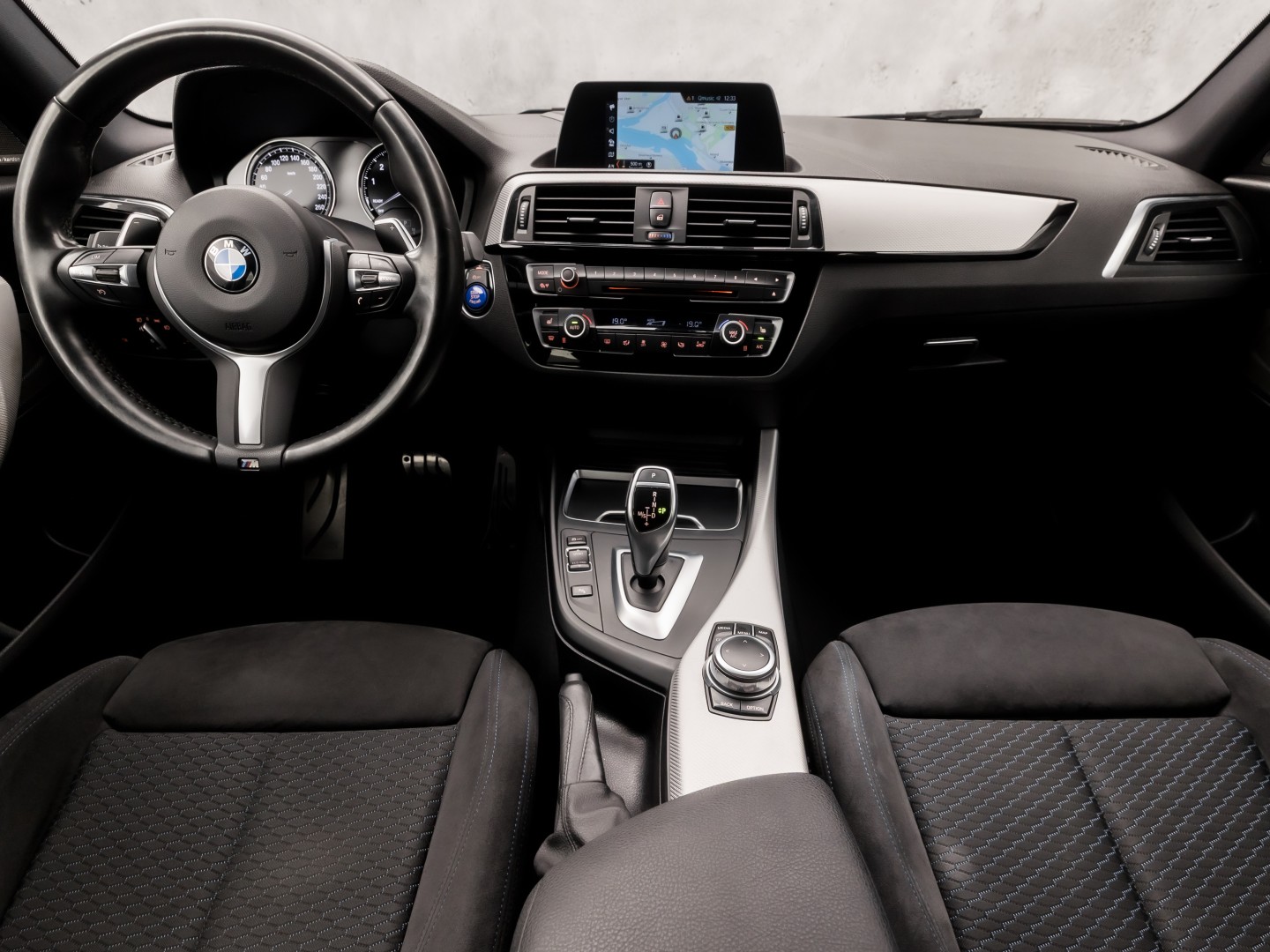 BMW M140i M Sport High Executive 340Pk Automaat (6 CILINDER, M PAKKET, HARMAN/KARDON, ALCANTARA, CAMERA, SPORTSTOELEN, M SPORTREMMEN, NAVIGATIE, STOELVERWARMING, GETINT GLAS, NIEUWSTAAT)