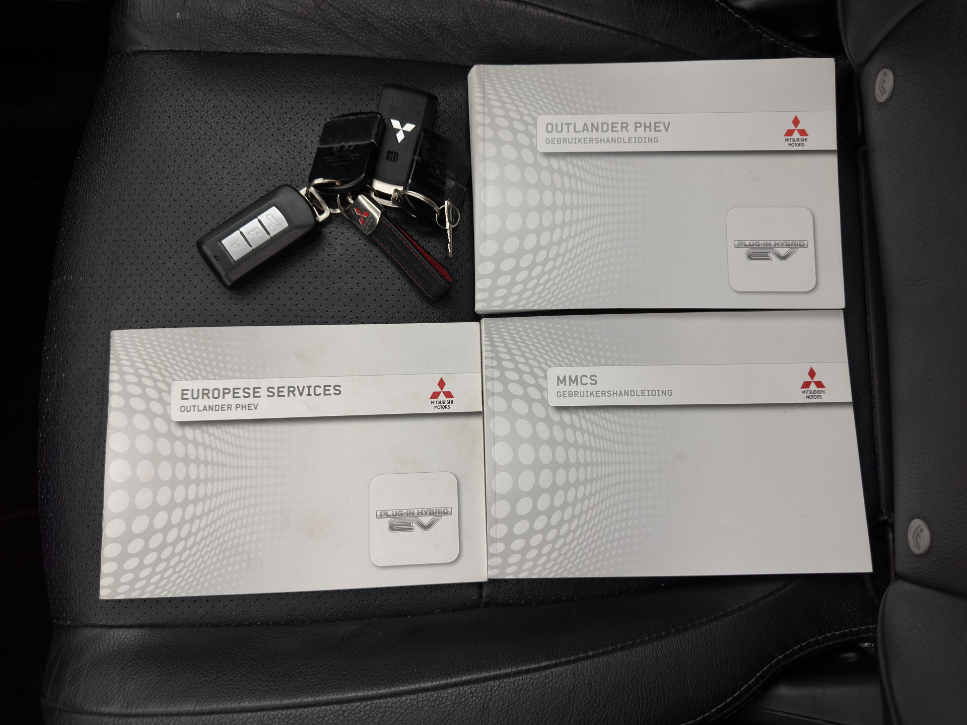 Mitsubishi Outlander 2.0 PHEV Instyle AWD  (Plug-In) (INCL-BTW) Aut *PANO | LEATHER | XENON | NAVI-FULLMAP | KEYLESS | CAMERA | HEATED-COMFORTSEATS | ECC | SHIFT-PADDLES | PDC | CRUISE | PRIVACY-GLASS | DAB | TOWBAR | ROCKFORD-AUDIO |  18"ALU*