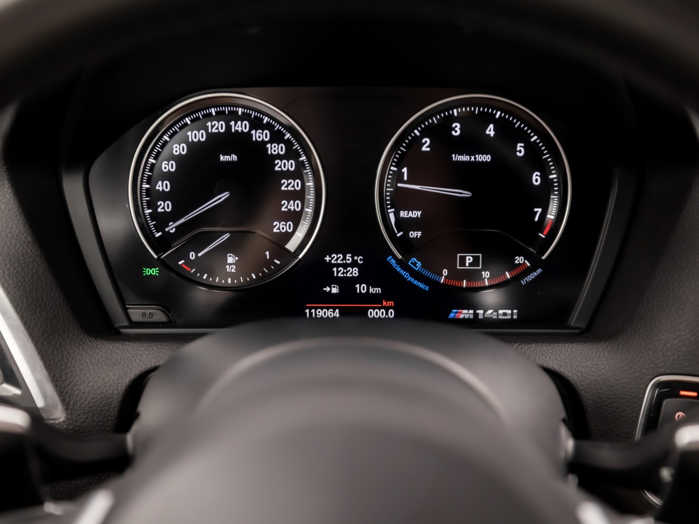 BMW M140i M Sport High Executive 340Pk Automaat (6 CILINDER, M PAKKET, HARMAN/KARDON, ALCANTARA, CAMERA, SPORTSTOELEN, M SPORTREMMEN, NAVIGATIE, STOELVERWARMING, GETINT GLAS, NIEUWSTAAT)