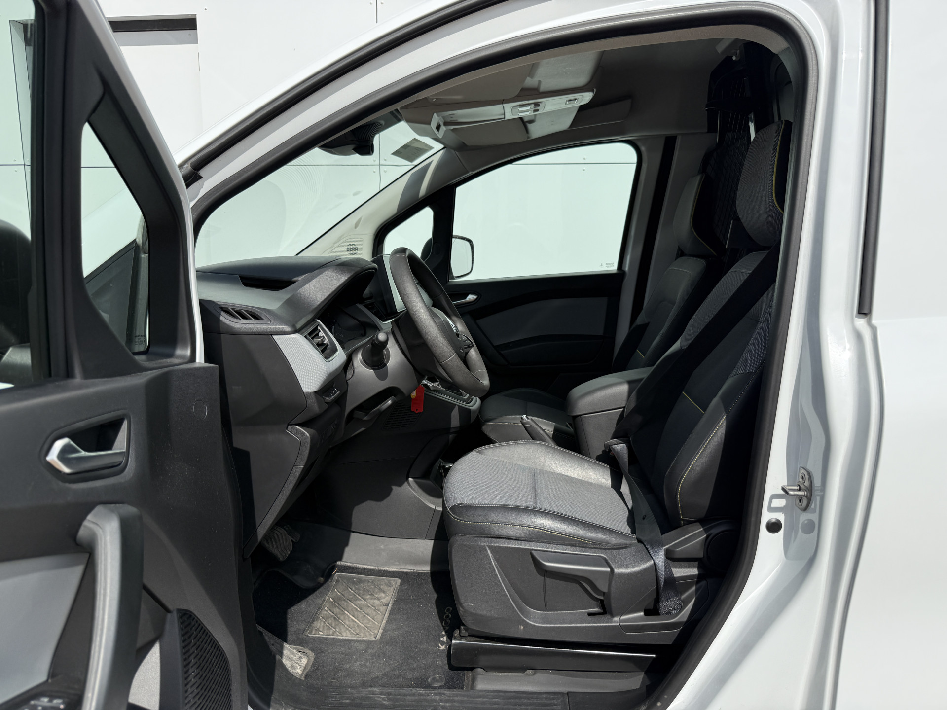 Renault Kangoo E-Tech 45kWh 122PK L1 Elektrisch 300km WLTP 98.5% (SOH) Climate Control Cruise Control LED Parkeersensoren Achter