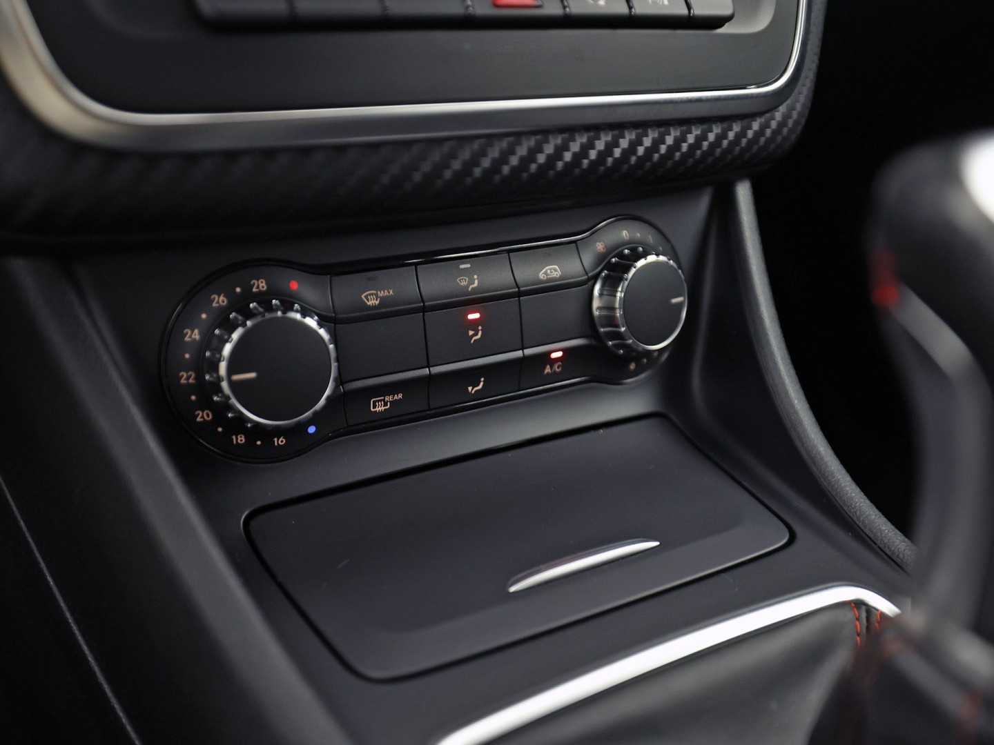Mercedes-Benz A-Klasse 180 AMG Sport (NAVIGATIE, LEDER/ALCANTARA, DIAMOND GRILL, SPORTSTOELEN, XENON, CRUISE, NIEUWE APK, NIEUWSSTAAT)