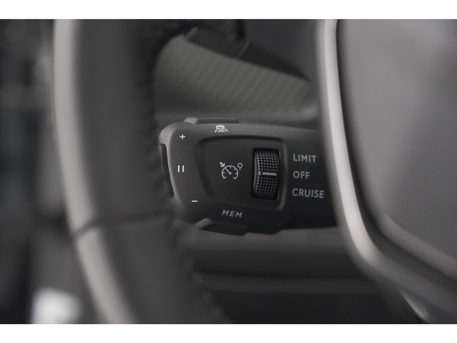 Peugeot 2008 PureTech 100 Allure | Allseason Banden | 360 Camera | Adaptieve Cruise Control | Dodehoekdetetie | Navigatie