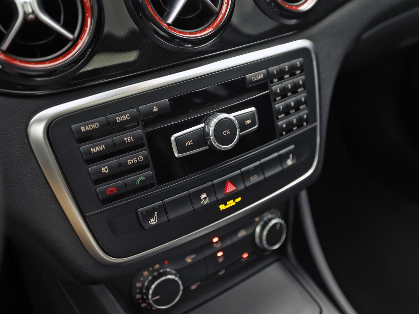 Mercedes-Benz GLA AMG 45 4MATIC Automaat 360Pk (PANORAMAKDAK, NAVIGATIE, MEMORY SEATS, KUIPSTOELEN, STOELVERWARMING, SPOILER, NIEUWE APK, NIEUWSTAAT)