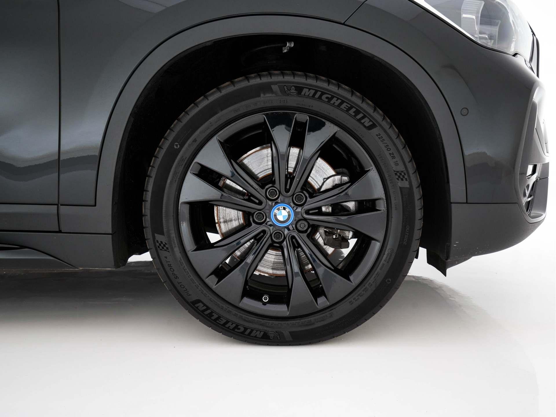 BMW X1 xDrive25e Sportline Business Edition Plus (Plug-In) (INCL-BTW) Aut. *PANO | LEATHER | FULL-LED | HEATED-SPORTSEATS | HIFI-SYSTEM | CAMERA | PRIVACYGLASS | NAVI-FULLMAP | ECC | HEAD-UP | PDC | KEYLESS | DAB | CRUISE | TOWBAR | AMBIENTLIGHT | 18