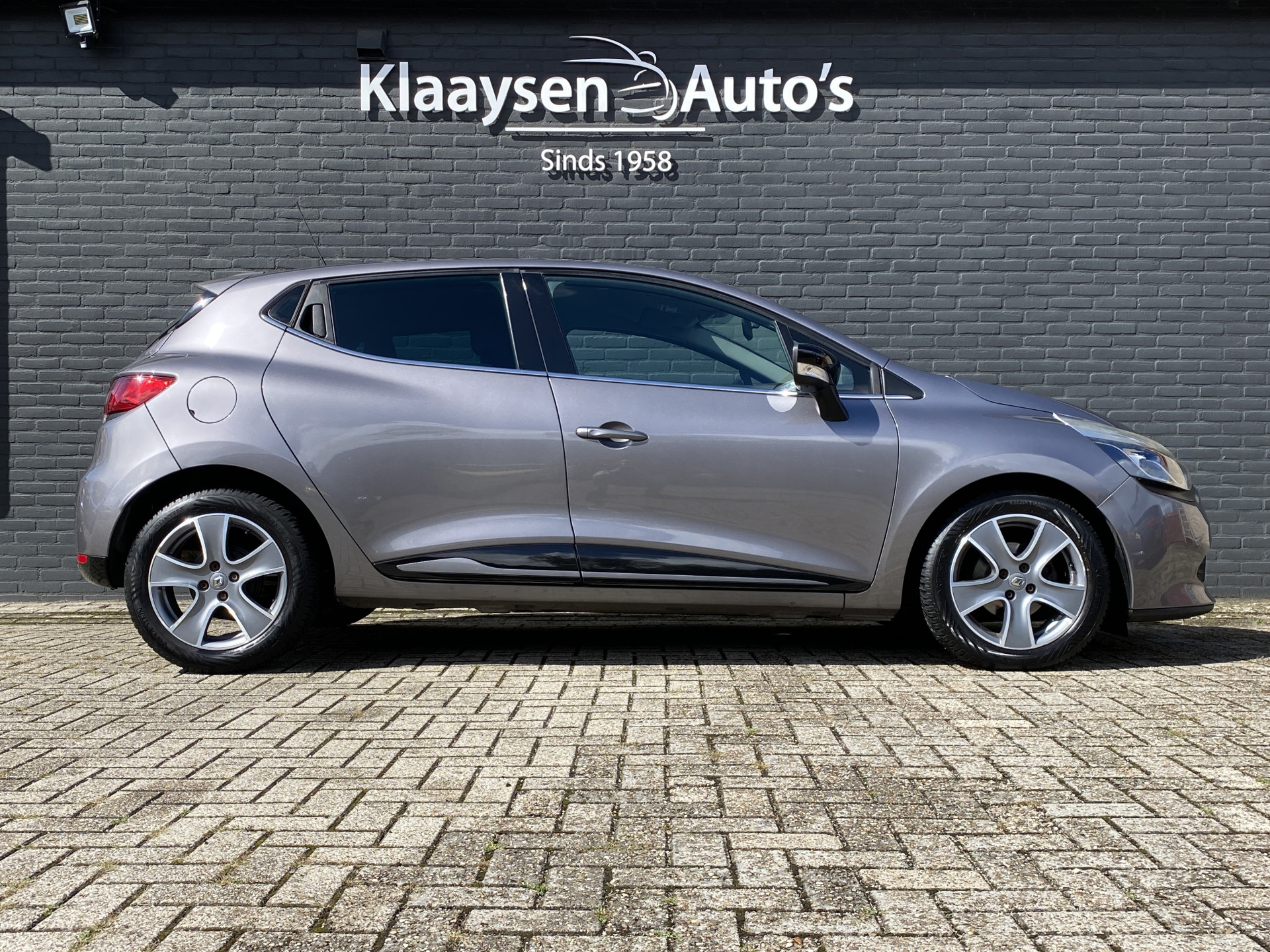 Renault Clio 0.9 TCe ECO Night&Day 90 pk | dealer onderh. | navigatie | cruise control | parkeersensor | privacy glas | airco | NL auto
