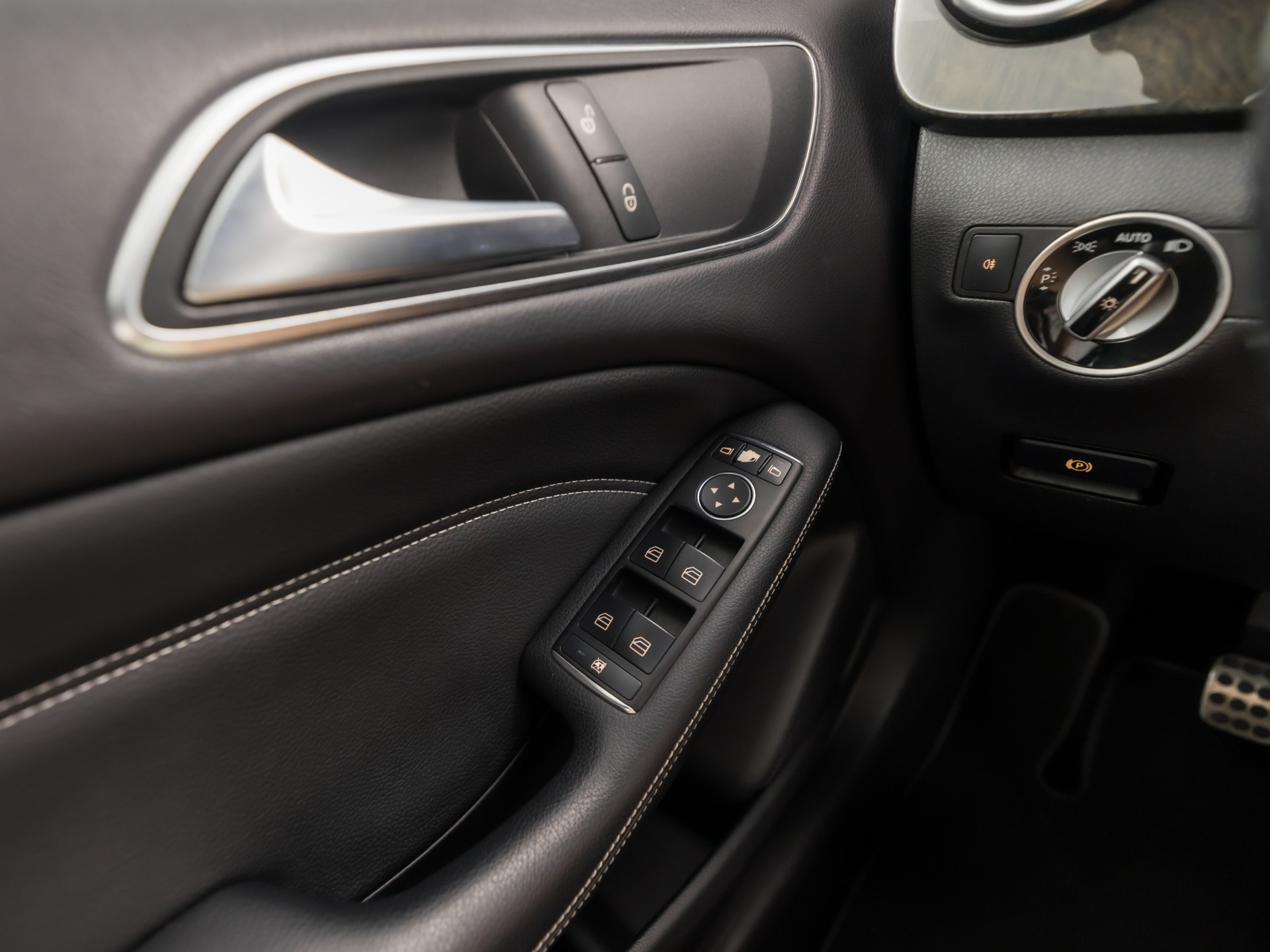Mercedes-Benz B-Klasse 200 AMG Sport 157Pk (GROOT NAVI, CLIMATE, CAMERA, HARMAN/KARDON, STOELVERWARMING, LEDEREN SPORTSTOELEN, HARMAN/KARDON, XENON, ZWART HEMEL, NIEUWSTAAT)
