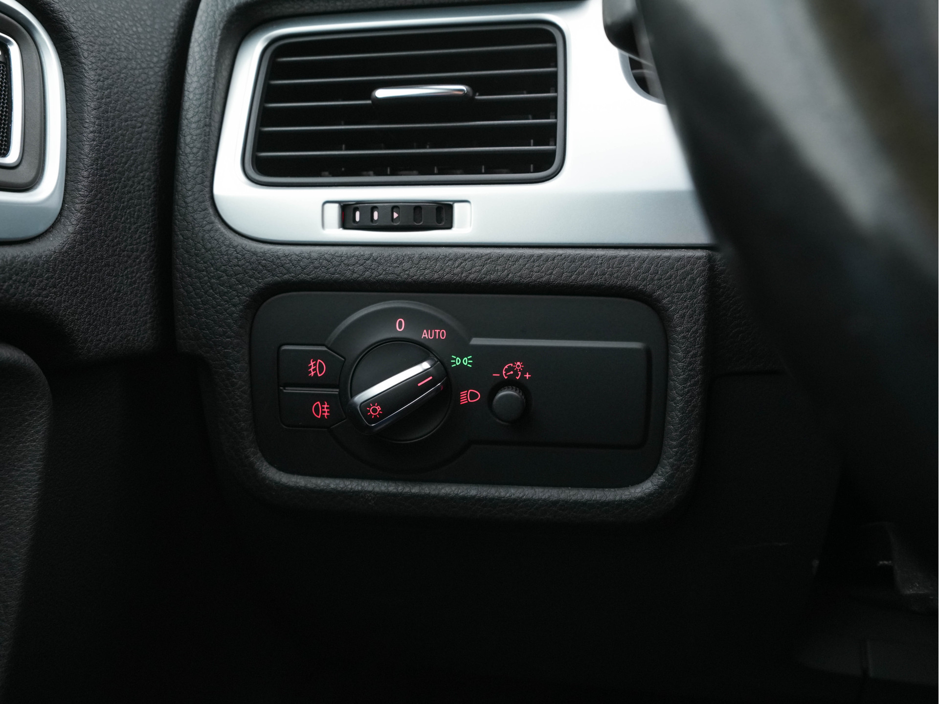 Volkswagen Touareg 3.0 TDI R-line-Sportpack AWD Aut. *FULL-LEATHER | BI-XENON | MEMORY-PACK | DYNAUDIO | AIR-SUSPENSION | NAVI-FULLMAP | COMFORT-SEATS  | ECC | HEATED-SEATS | PDC | CRUISE | TOWBAR | 21''ALU*