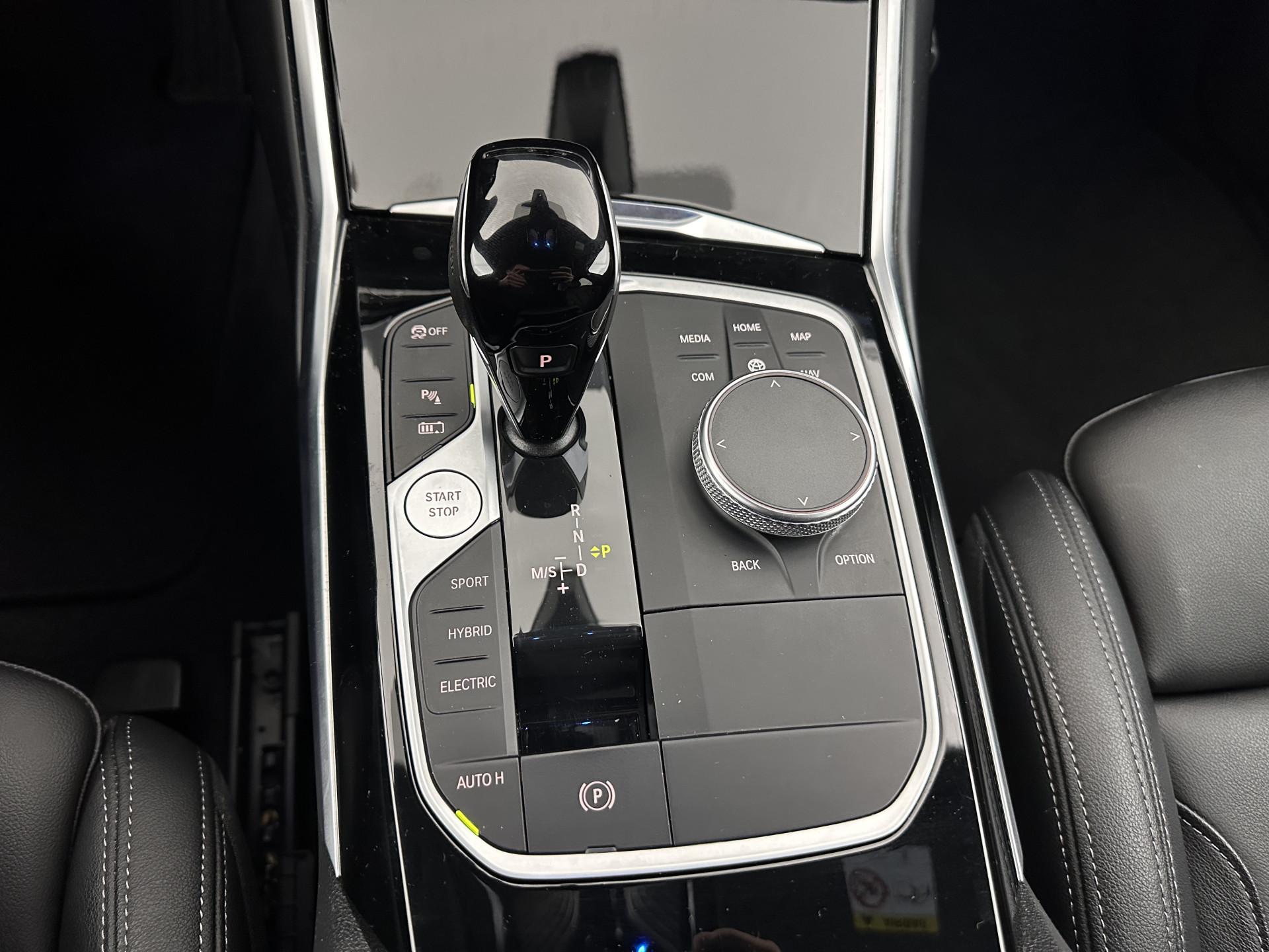 BMW 3-serie Touring 320e Business Edition Plus [Plug-In] (INCL-BTW) Aut. *LEATHER | FULL-LED | HEATED-SPORTSEATS | DIGI-COCKPIT | HIFI-SOUND | NAVI-FULLMAP | PRIVACYGLASS | PDC | AMBIENTLIGHT | DAB | KEYLESS | TOWBAR | 17"ALU* *