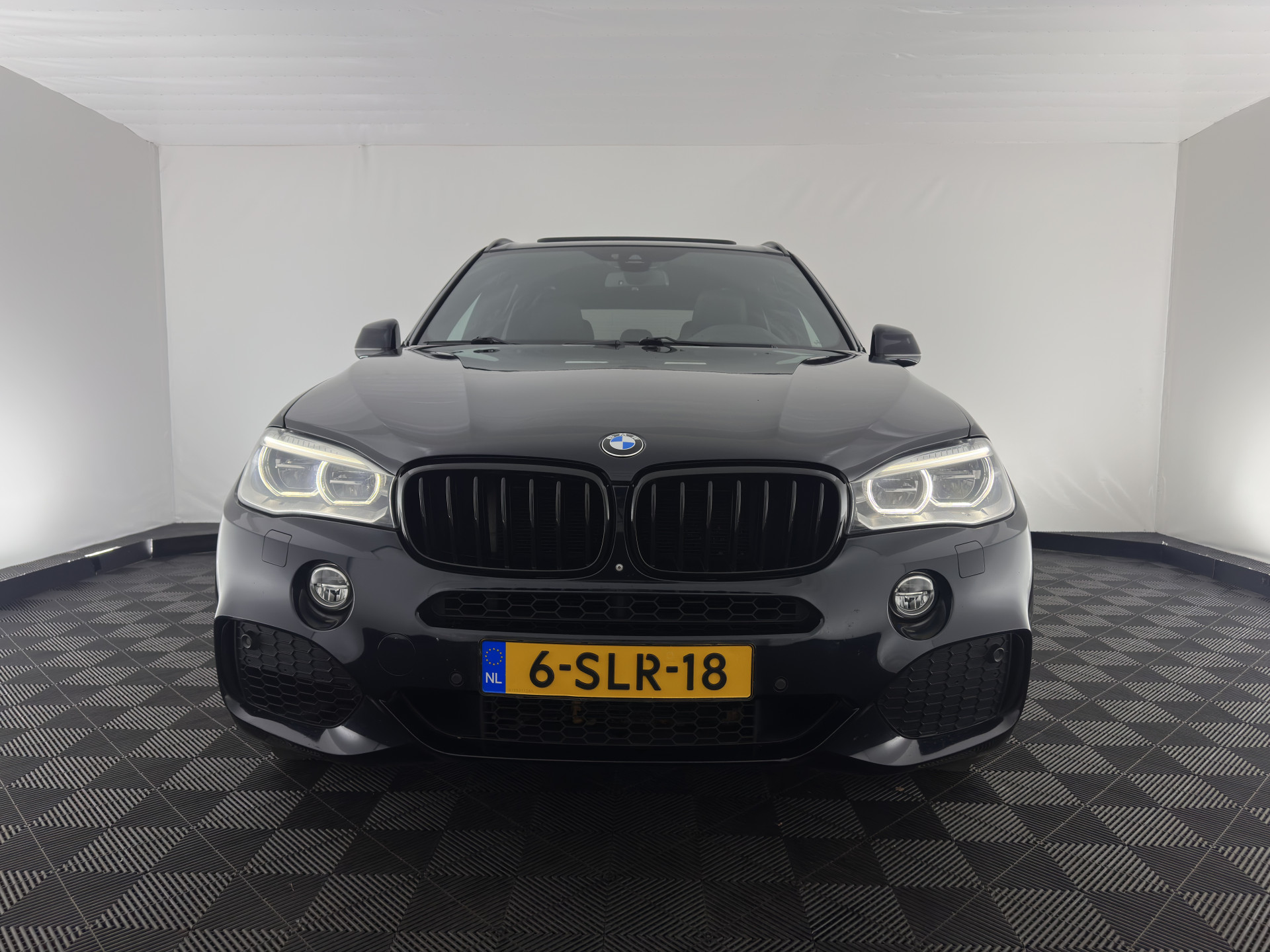 BMW X5 xDrive50i M-Sport High Executive [ 7-pers. ] Aut. *PANO | LUXURY-LEATHER | FULL-LED | HEAD-UP | MEMORY-PACK | DIGI-COCKPIT | KEYLESS | CAMERA | NAVI-FULLMAP | AMBIENT-LIGHT | HEATED-COMFORTSEATS | SHIFT-PADDLES | PRIVACY-GLASS | TOWBAR