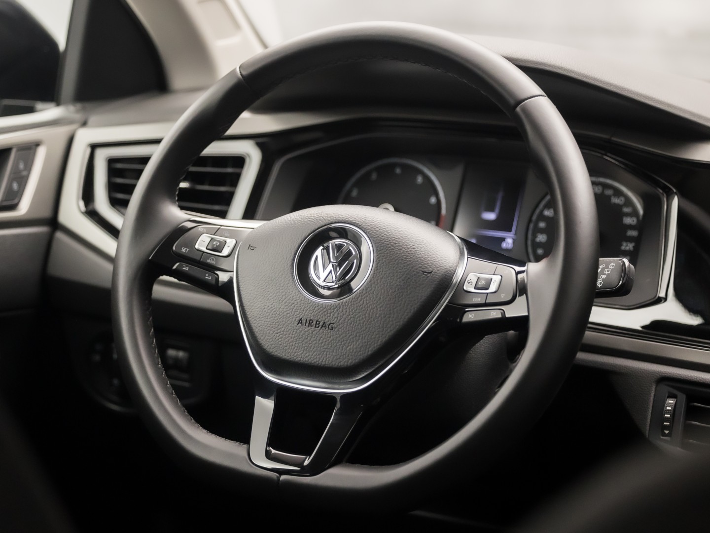 Volkswagen Polo 1.0 TSI Sportline (APPLE CARPLAY, GROOT NAVI, GETINT GLAS, LM VELGEN, SPORTSTOELEN, ADAPTIVE CRUISE, NIEUWSTAAT)