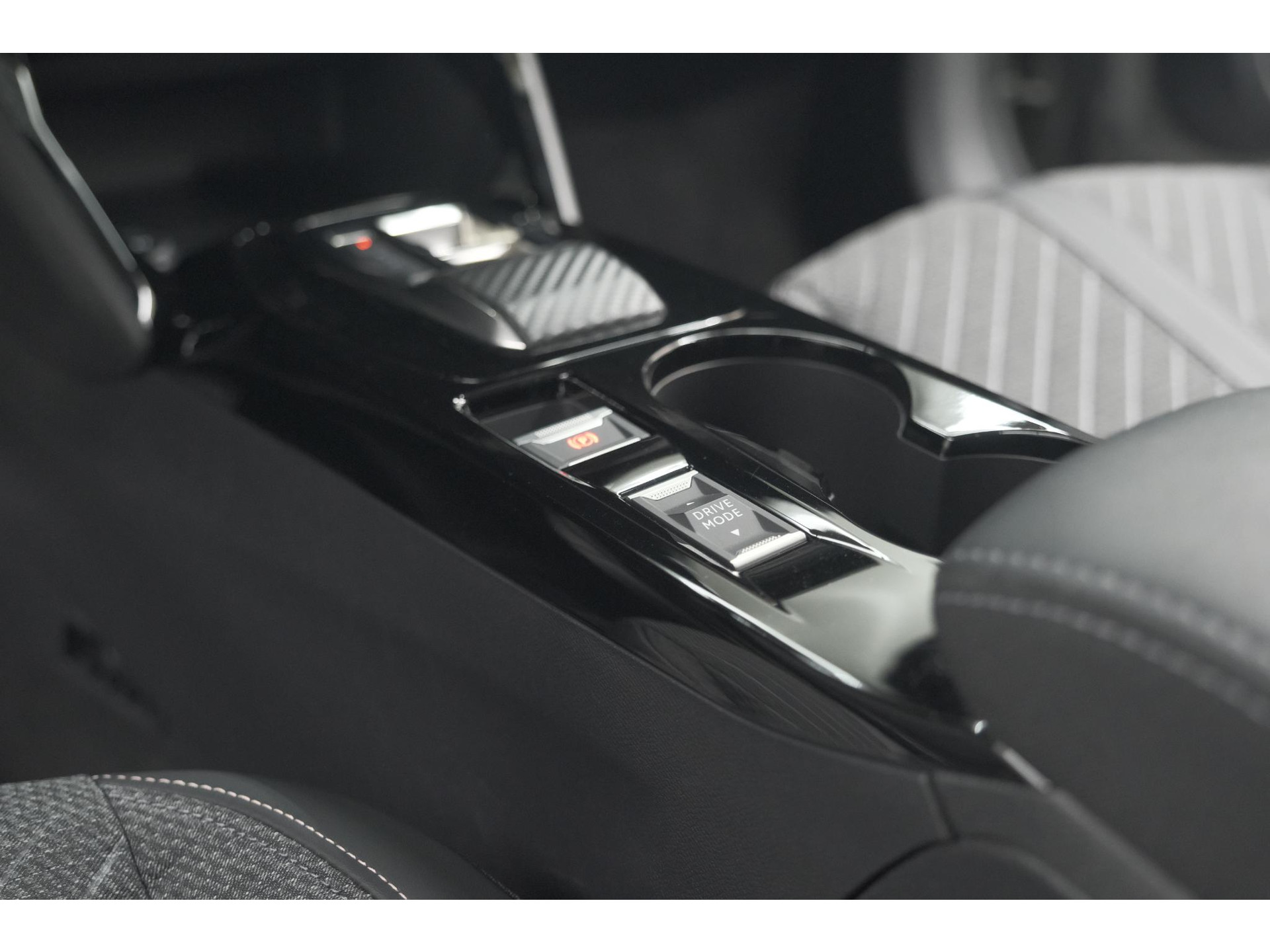 Peugeot 208 Hybrid 100 e-DCS6 Allure | Camera | Apple Carplay | Keyless Entry | Parkeersensoren