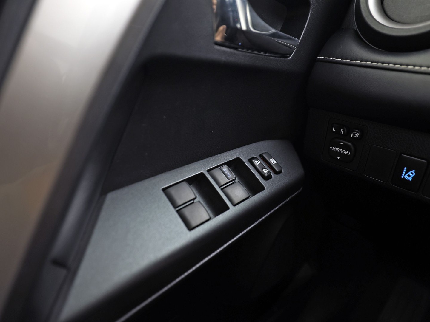 Toyota RAV4 2.5 Hybrid Energy 197Pk Automaat (BLACK PACK, NAVIGATIE, CAMERA, GETINT GLAS, SPORTSTOELEN, KEYLESS, ADAPTIVE CRUISE, NIEUWSTAAT)